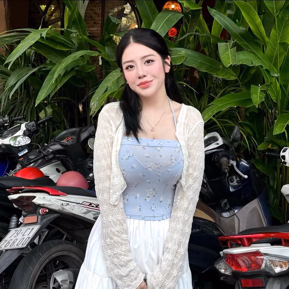 Tuy không hoạt động sôi nổi như chị gái, nhưng mỗi lần Susie Phạm xuất hiện đều thu hút sự chú ý nhờ vẻ ngoài nổi bật và phong thái riêng. (Ảnh: IGNV)