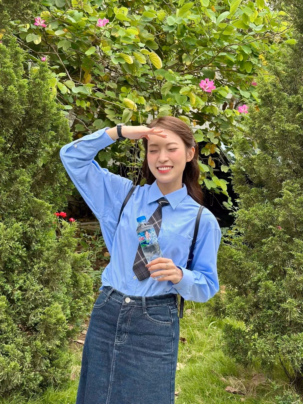 Cô thường xuyên chia sẻ về chuyện học hành, sự nghiệp, lối sống "mindful" và các dự án cá nhân trên mạng xã hội một cách chân thật, gần gũi.