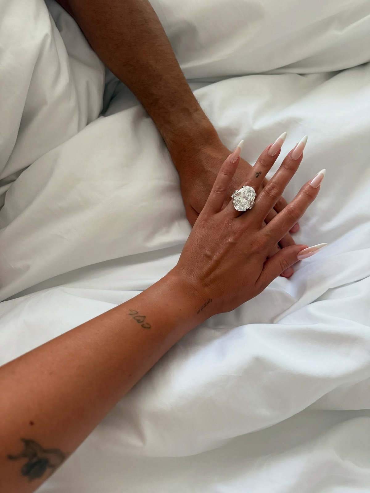 Sau gần 7 năm bên nhau, siêu sao bóng đá Cristiano Ronaldo đã chính thức cầu hôn bạn gái lâu năm Georgina Rodríguez. Thông tin này được chính Georgina tiết lộ trên Instagram cá nhân, kèm theo hình ảnh chiếc nhẫn kim cương "khổng lồ" trên ngón tay áp út. (Ảnh: Instagram @georginagio)