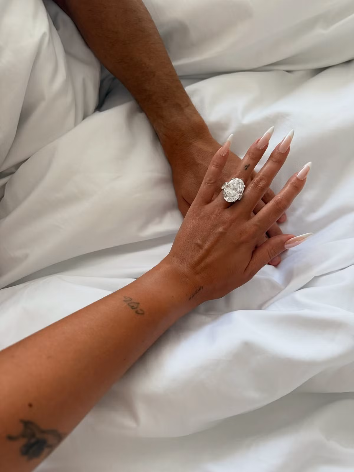 Sau gần 7 năm bên nhau, siêu sao bóng đá Cristiano Ronaldo đã chính thức cầu hôn bạn gái lâu năm Georgina Rodríguez. Thông tin này được chính Georgina tiết lộ trên Instagram cá nhân, kèm theo hình ảnh chiếc nhẫn kim cương "khổng lồ" trên ngón tay áp út. (Ảnh: Instagram @georginagio)