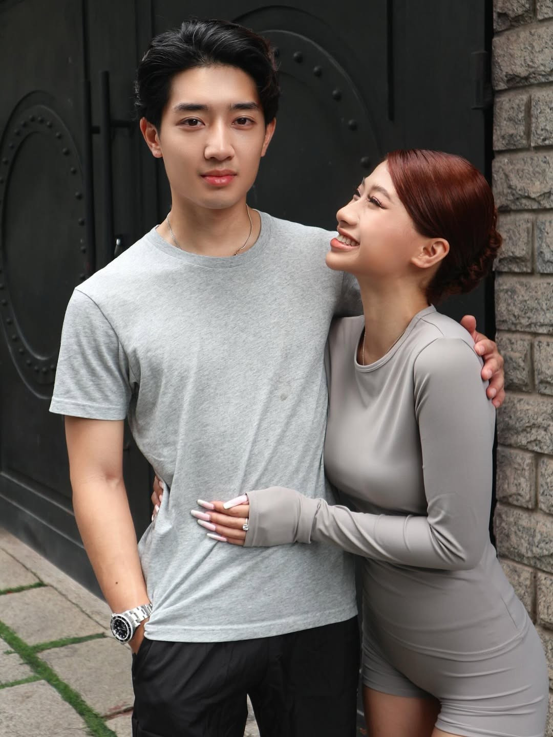 Trong các bức hình, Louis Phạm với mái tóc nâu đỏ nổi bật, gương mặt xinh đẹp và vóc dáng thon gọn, diện set đồ ôm sát màu xám thanh lịch, tự tin khoe những đường cong quyến rũ. Paul Lê xuất hiện với vẻ ngoài điển trai, cao ráo, luôn vòng tay ôm eo hay bá vai bạn gái đầy âu yếm.