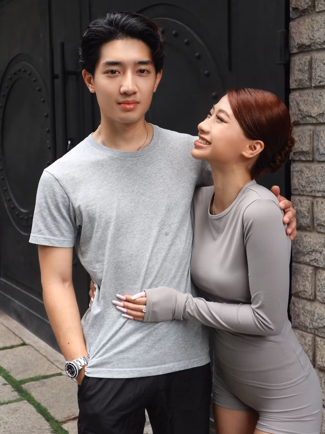 Trong các bức hình, Louis Phạm với mái tóc nâu đỏ nổi bật, gương mặt xinh đẹp và vóc dáng thon gọn, diện set đồ ôm sát màu xám thanh lịch, tự tin khoe những đường cong quyến rũ. Paul Lê xuất hiện với vẻ ngoài điển trai, cao ráo, luôn vòng tay ôm eo hay bá vai bạn gái đầy âu yếm.