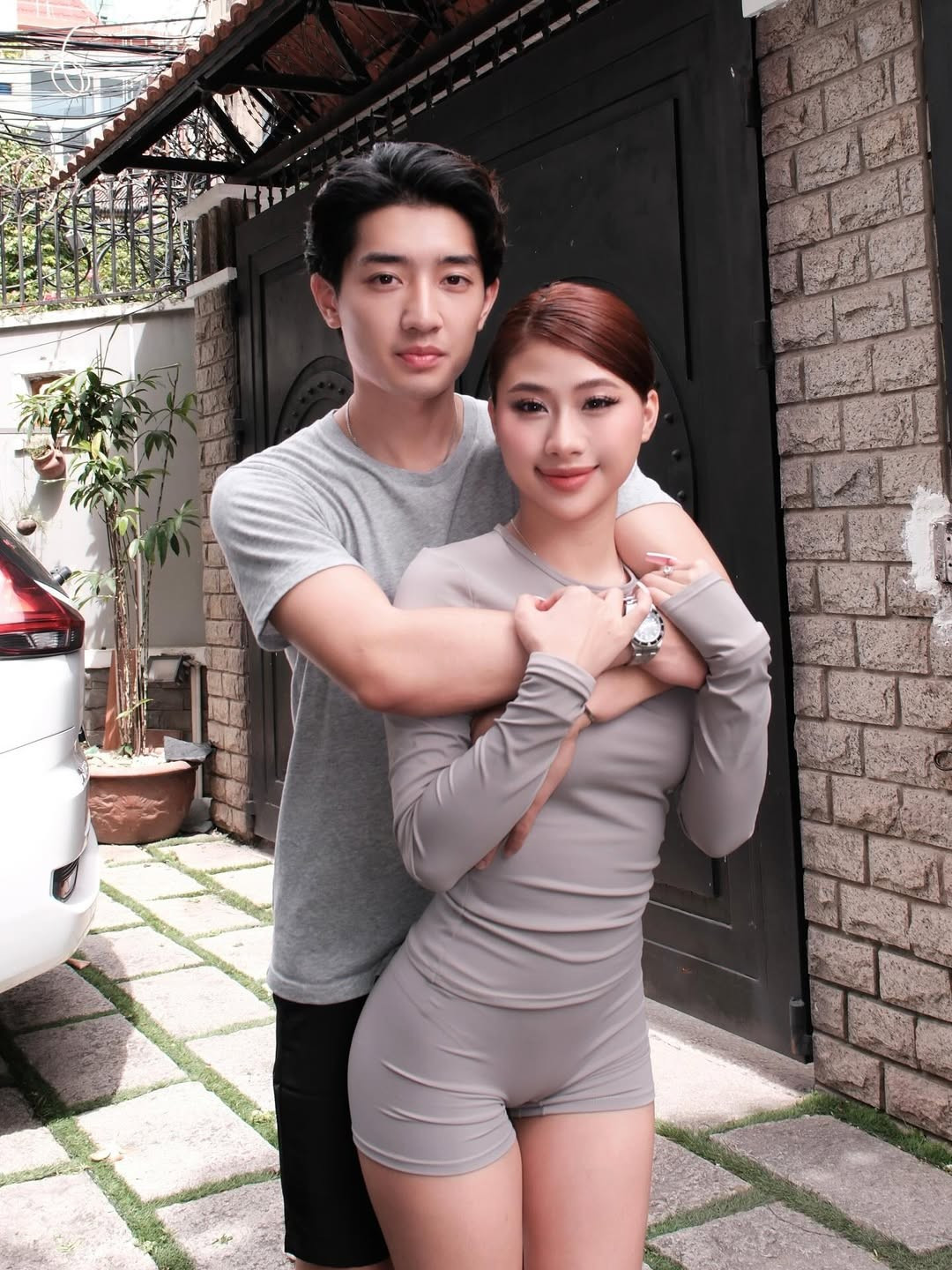 Sau thời gian gây chú ý với thông tin "gương vỡ lại lành" cùng bạn trai Việt kiều Paul Lê, cựu vận động viên thể dục dụng cụ kiêm TikToker Louis Phạm đang khiến cộng đồng mạng không ngừng "ăn cẩu lương" với loạt ảnh tình tứ, ngọt ngào bên nửa kia. Dường như cô nàng đang tận hưởng trọn vẹn niềm hạnh phúc sau màn tái hợp đầy bất ngờ.