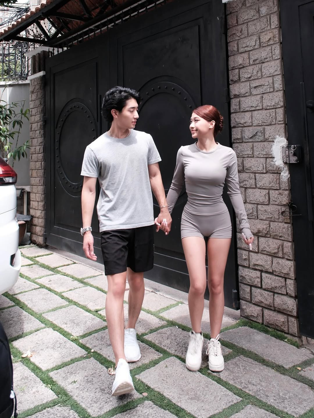 Các cử chỉ thân mật như tựa đầu, ôm chặt, và ánh mắt trìu mến mà cả hai dành cho nhau đều "đốn tim" người xem. Đặc biệt, những bức ảnh chụp cận cảnh cho thấy Louis Phạm luôn nở nụ cười rạng rỡ, ánh mắt tràn đầy hạnh phúc khi ở bên bạn trai. Paul Lê cũng không kém phần ngọt ngào khi trao cho Louis những cái ôm đầy tình cảm.