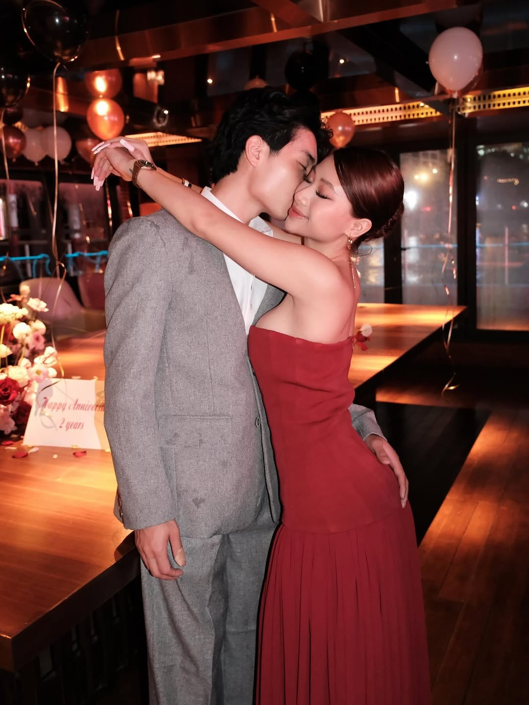 Bên cạnh đó, nhiều người bày tỏ cặp đôi có chuyện tình "khá ồn ào" và "trẻ con".