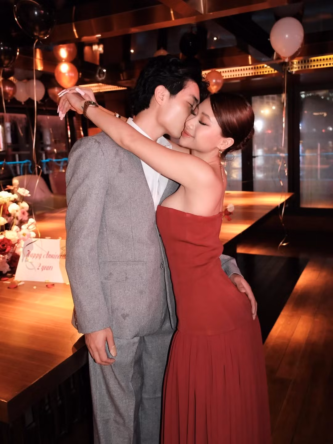 Bên cạnh đó, nhiều người bày tỏ cặp đôi có chuyện tình "khá ồn ào" và "trẻ con".