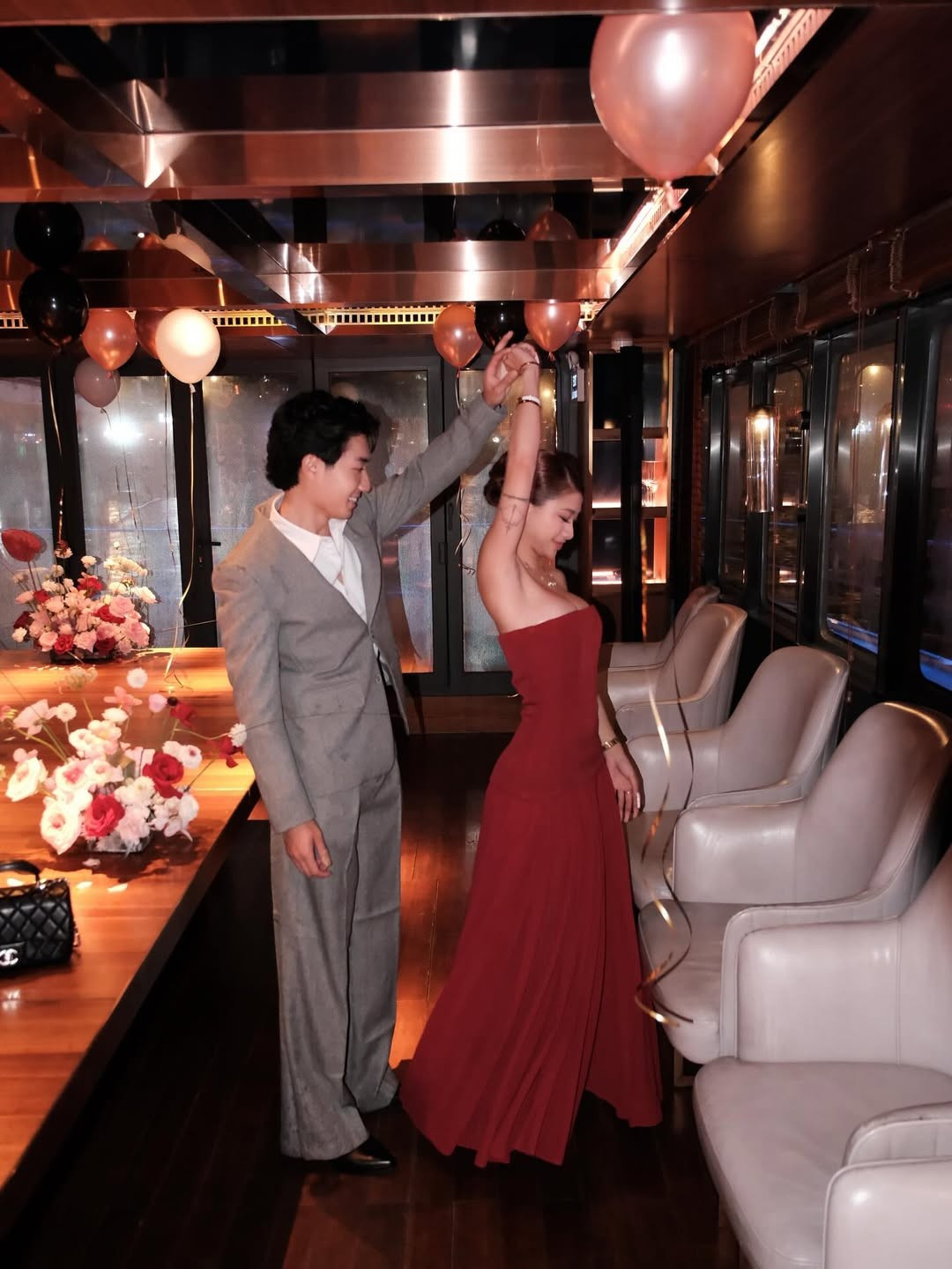 Trước đó, Louis Phạm đã chính thức xác nhận việc quay lại với Paul Lê sau 7 tháng chia tay. Cô chia sẻ một bức tâm thư đầy xúc động, bày tỏ niềm vui khi được "ôm nhau như chưa từng có một ngày xa cách" và gửi lời cảm ơn vũ trụ đã cho cả hai "một cơ hội nữa".