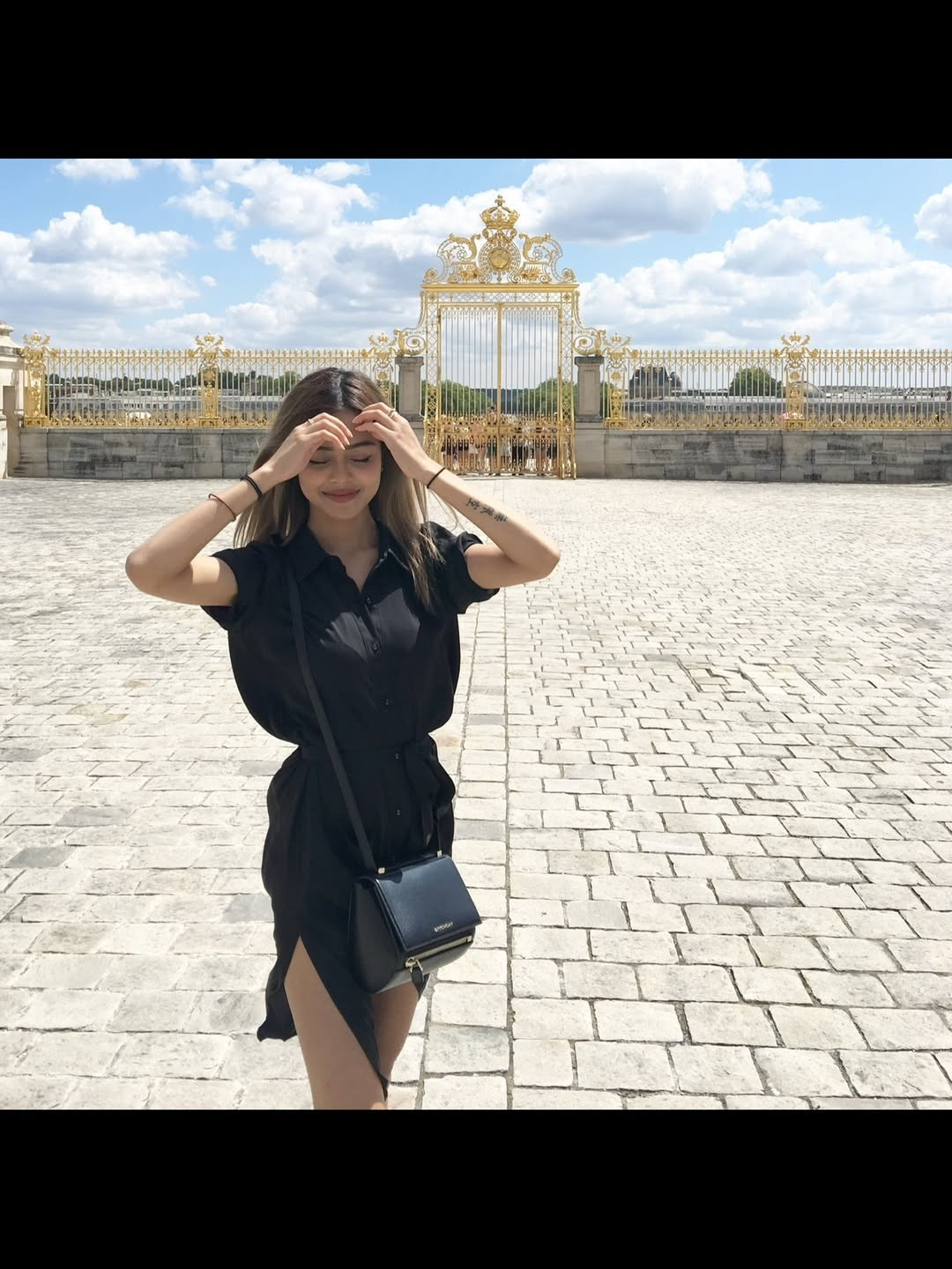 Thời hoàng kim của Lily Maymac không thể không nhắc đến những cú bắt tay lịch sử với các hãng mỹ phẩm Hàn Quốc. Đặc biệt là dòng son 3CE Lily Maymac Matte Lip Color với lớp vỏ vàng gương sang trọng. (Ảnh: IGNV)