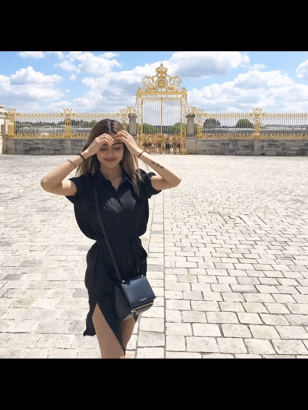 Thời hoàng kim của Lily Maymac không thể không nhắc đến những cú bắt tay lịch sử với các hãng mỹ phẩm Hàn Quốc. Đặc biệt là dòng son 3CE Lily Maymac Matte Lip Color với lớp vỏ vàng gương sang trọng. (Ảnh: IGNV)