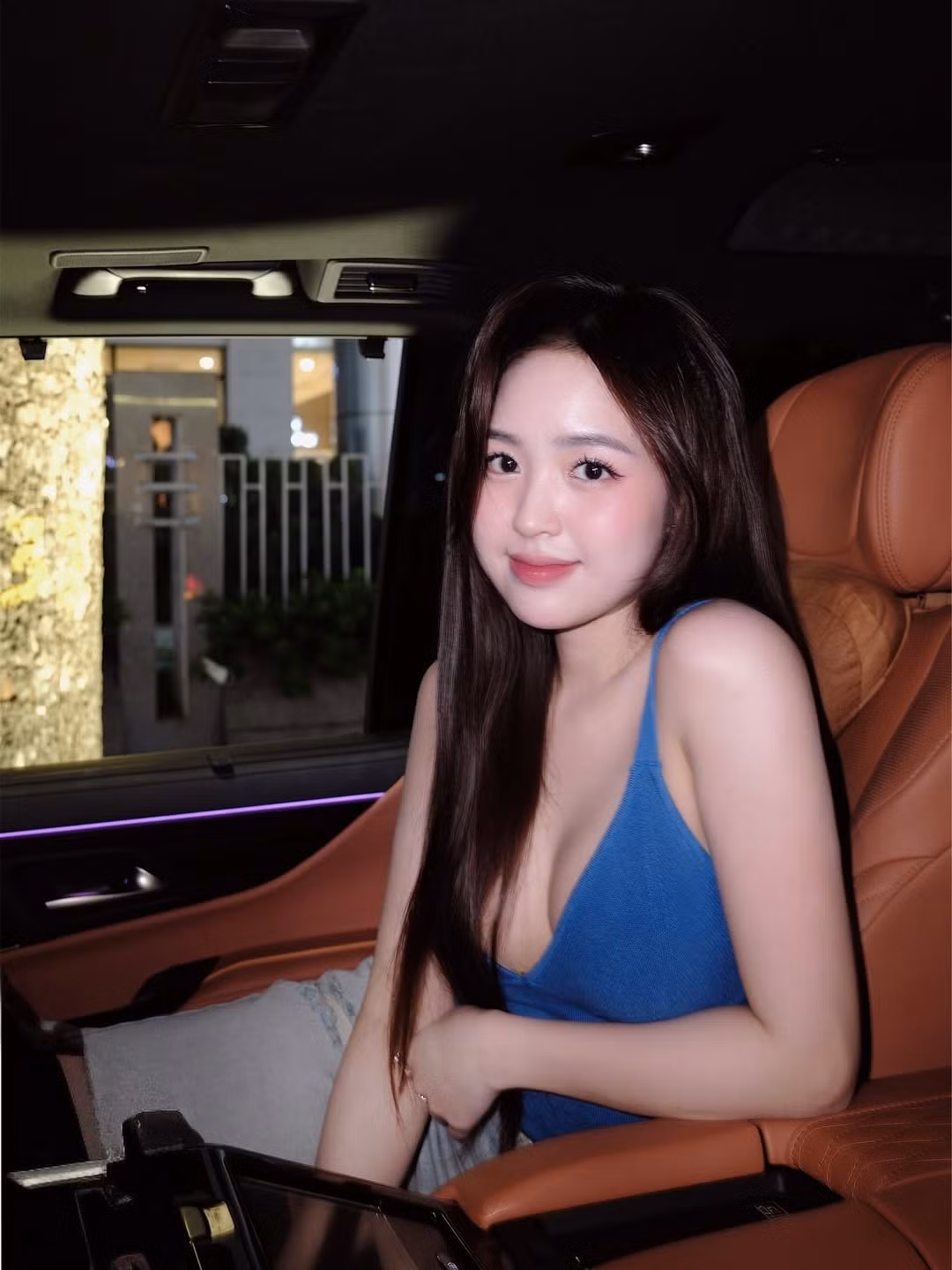 Không hổ danh là một trong những hot girl được yêu mến nhất nhì Hà Thành, Lê Phương Anh tiếp tục khẳng định sức hút của mình qua bộ ảnh mới nhất. Khoảnh khắc cô nàng tự tin tạo dáng trên chiếc xế hộp không chỉ phô diễn vẻ đẹp ngọt ngào mà còn toát lên thần thái sang chảnh cuốn hút.