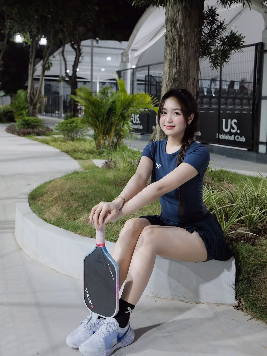 Dù chỉ là tạo dáng trong xe, Lê Phương Anh vẫn thể hiện được thần thái chuyên nghiệp và sức hút khó cưỡng. Cô không chỉ sở hữu vẻ đẹp ngoại hình mà còn có khả năng "biến hóa" đa dạng trong từng shoot hình.