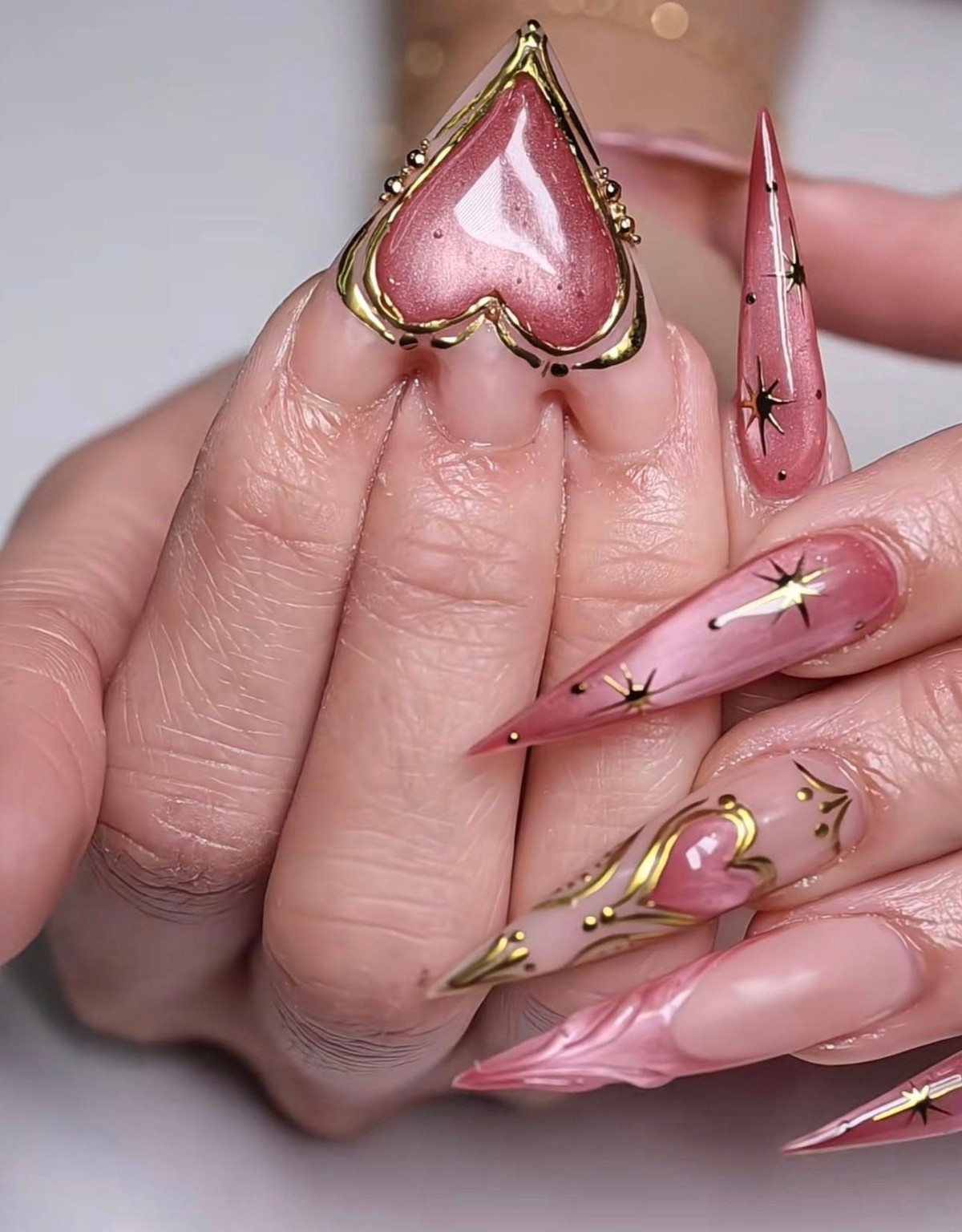 Một số người lại cho rằng có thể đây chỉ là một ý tưởng làm nail của người thợ, được thực hiện trên móng của người mẫu chứ không phải làm cho khách hàng. Một số lại khẳng định đây là dòng "nail trình diễn", giống như những bộ trang phục Haute Couture không thể mặc ra đường, bộ nail Valentine này sinh ra để nhằm thu hút sự chú ý và tạo hiệu ứng thị giác mạnh mẽ trên ống kính mà thôi.