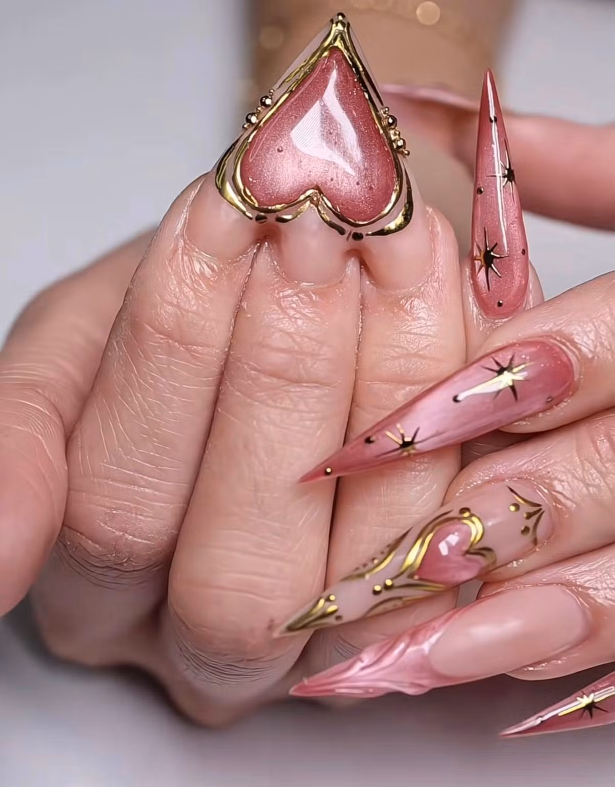 Một số người lại cho rằng có thể đây chỉ là một ý tưởng làm nail của người thợ, được thực hiện trên móng của người mẫu chứ không phải làm cho khách hàng. Một số lại khẳng định đây là dòng "nail trình diễn", giống như những bộ trang phục Haute Couture không thể mặc ra đường, bộ nail Valentine này sinh ra để nhằm thu hút sự chú ý và tạo hiệu ứng thị giác mạnh mẽ trên ống kính mà thôi.