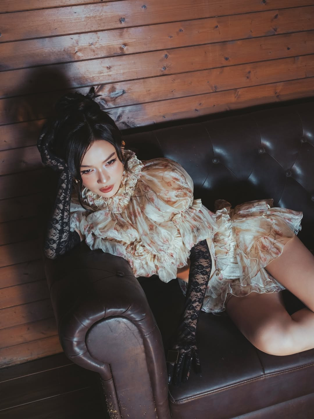 Với bộ ảnh sinh nhật lần này, Sĩ Thanh không chỉ muốn đánh dấu một cột mốc mới của cuộc đời mình mà còn muốn truyền tải thông điệp về sự tự tin, làm chủ bản thân và không ngừng làm mới mình trong mắt công chúng. (Ảnh: IGNV)