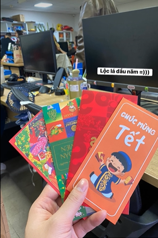 Sau kỳ nghỉ Tết Nguyên Đán kéo dài, nhiều người đã bắt đầu quay trở lại với guồng quay công việc. Cùng với đó trên mạng xã hội, giới trẻ đang vô cùng hào hứng check-in tại văn phòng với "chiến lợi phẩm" là những phong bao lì xì may mắn từ sếp và đồng nghiệp.