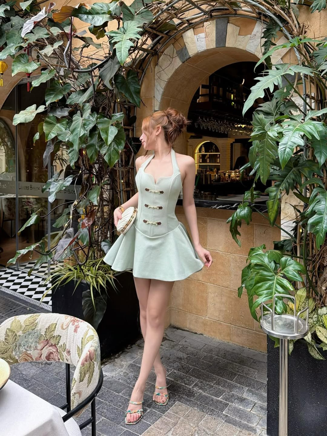 Nhiều fan nhận xét rằng, phong cách này khiến Quỳnh Như trông giống như một "tiểu thư" chính hiệu đang tận hưởng bữa trưa tại một nhà hàng mang phong cách châu Âu cổ điển. (Ảnh: IGNV)