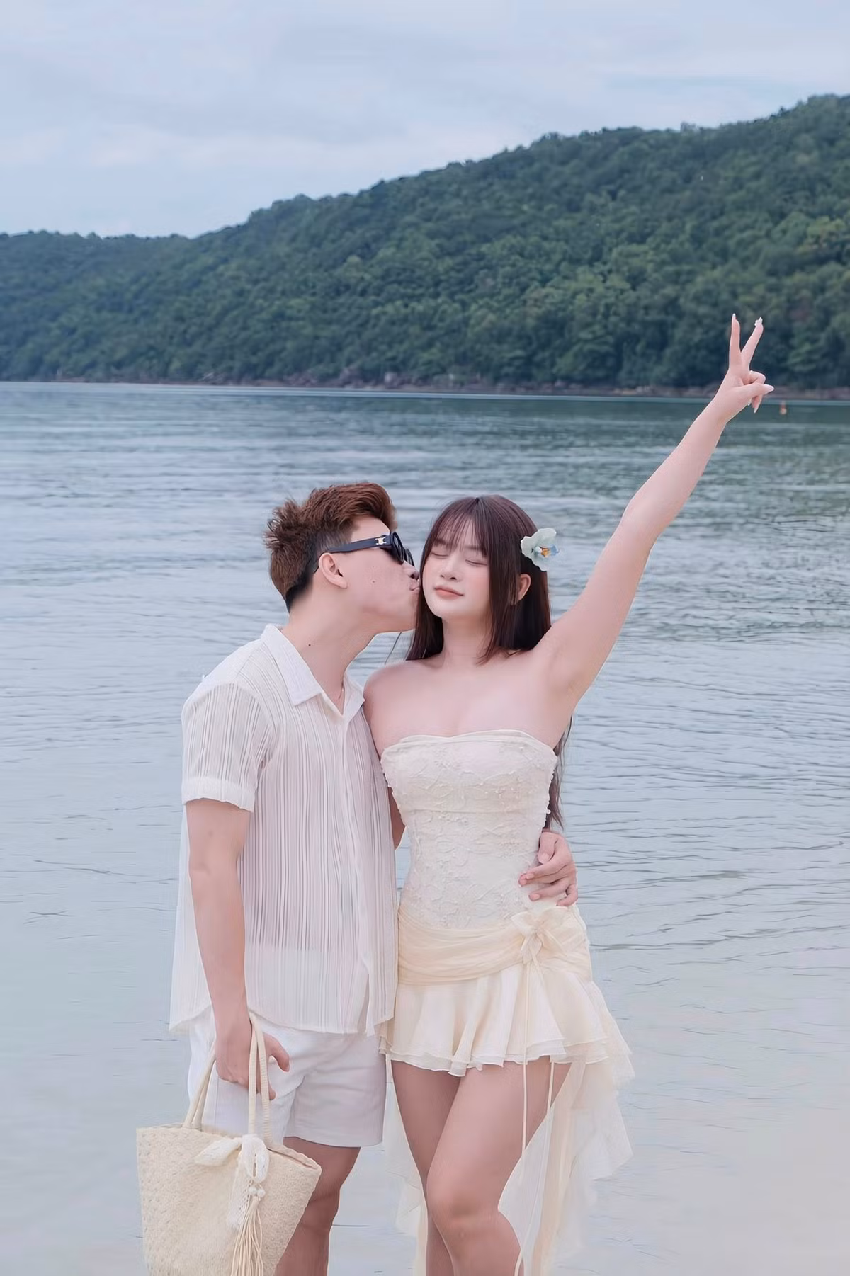 Soanh và Lyly Sury là cặp đôi nổi tiếng trong cộng đồng TikToker và streamer, sở hữu lượng người theo dõi "khủng" trên các nền tảng mạng xã hội.