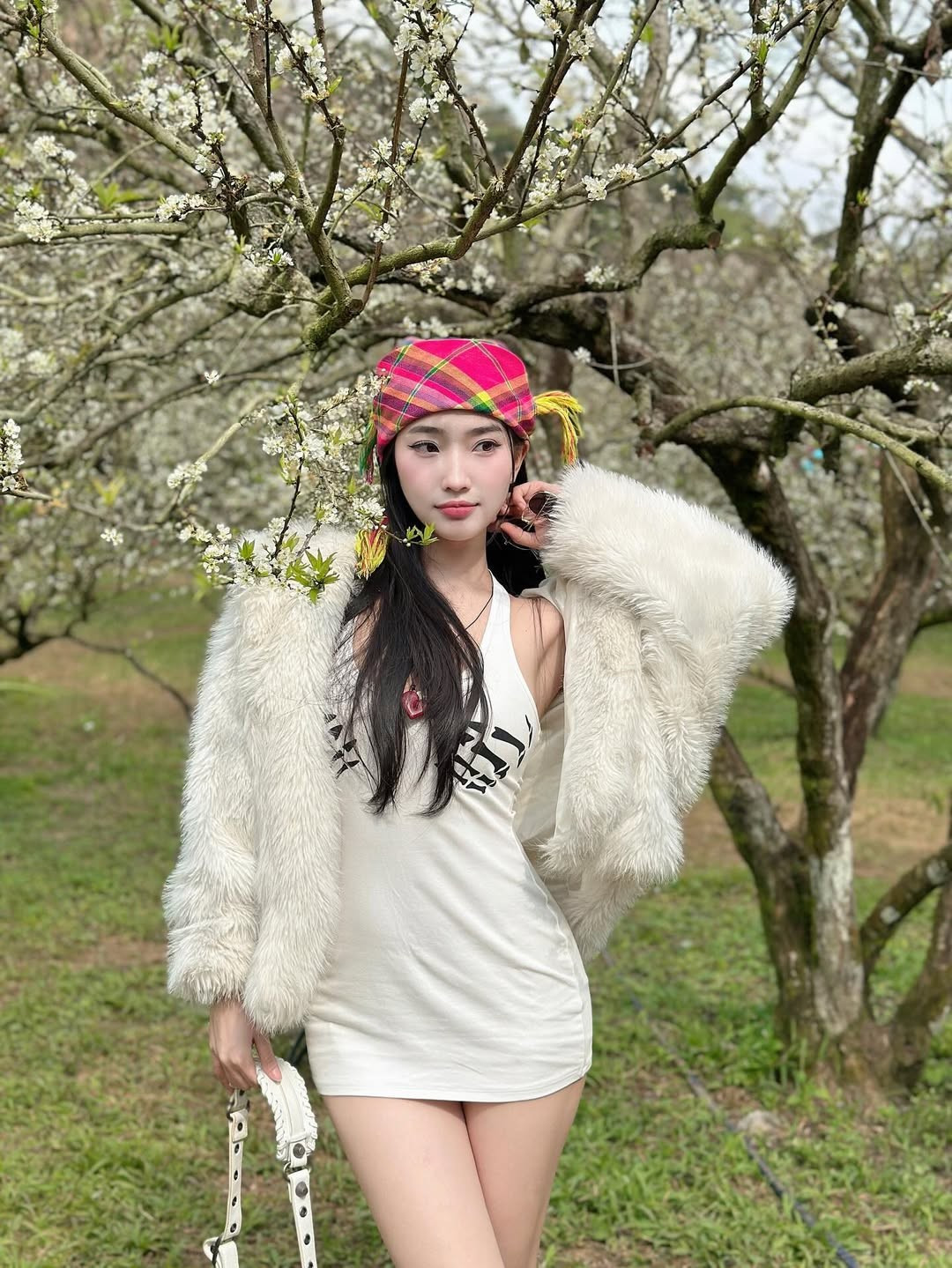 Trong bộ ảnh được chụp tại Mộc Châu, Huệ Chi đã khéo léo tạo nên sự tương phản thú vị. Giữa không gian thiên nhiên thanh khiết, ngập tràn sắc trắng tinh khôi của hoa mận, cô nàng nổi bật với gu thời trang cá tính