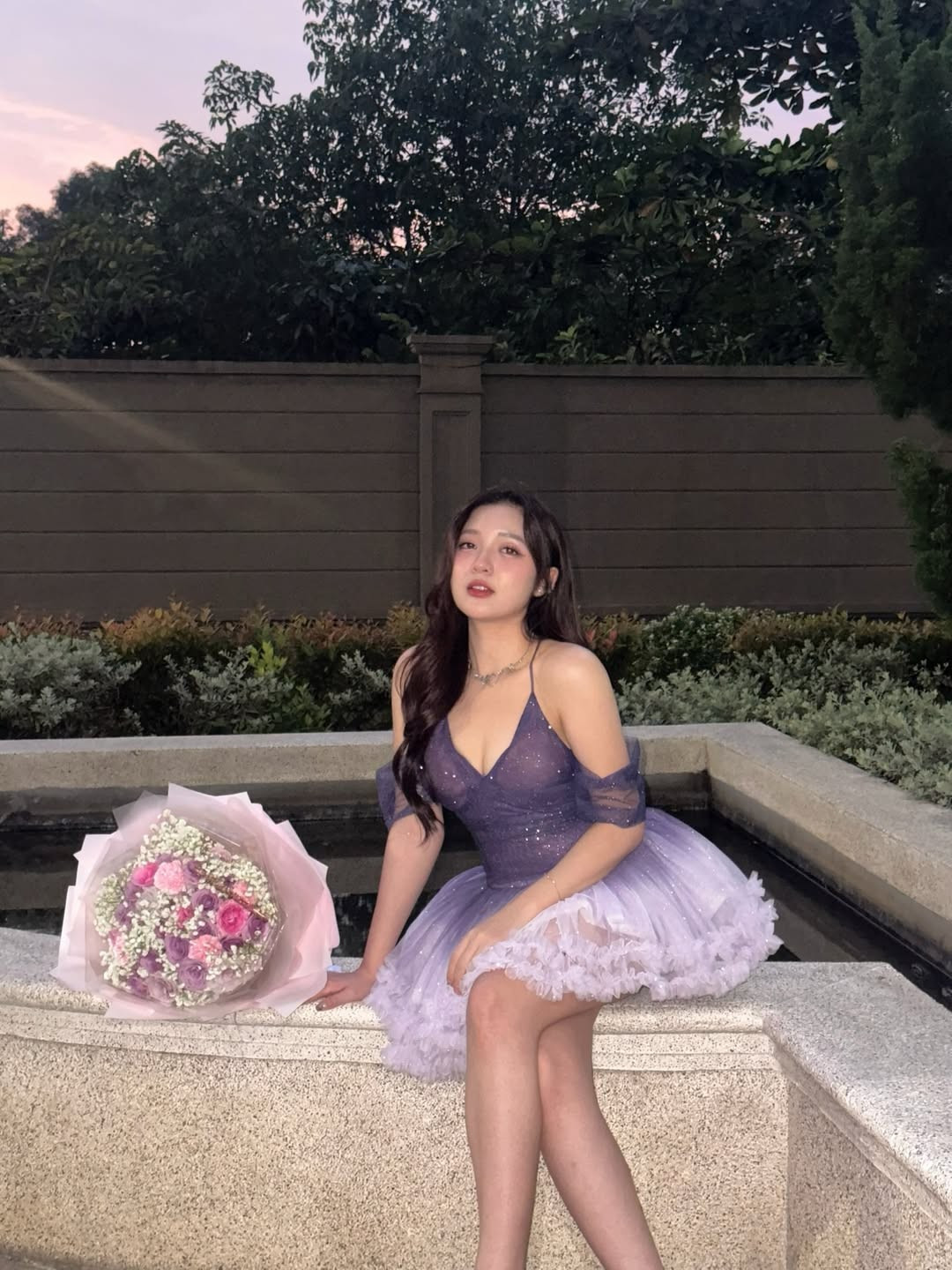 Loạt ảnh còn có sự xuất hiện của một bó hoa tươi lớn, màu hồng và tím nhạt, cùng dòng chữ "Happy Birthday" xinh xắn, thể hiện niềm hạnh phúc trọn vẹn của nữ MC trong ngày đặc biệt. (Ảnh: IGNV)