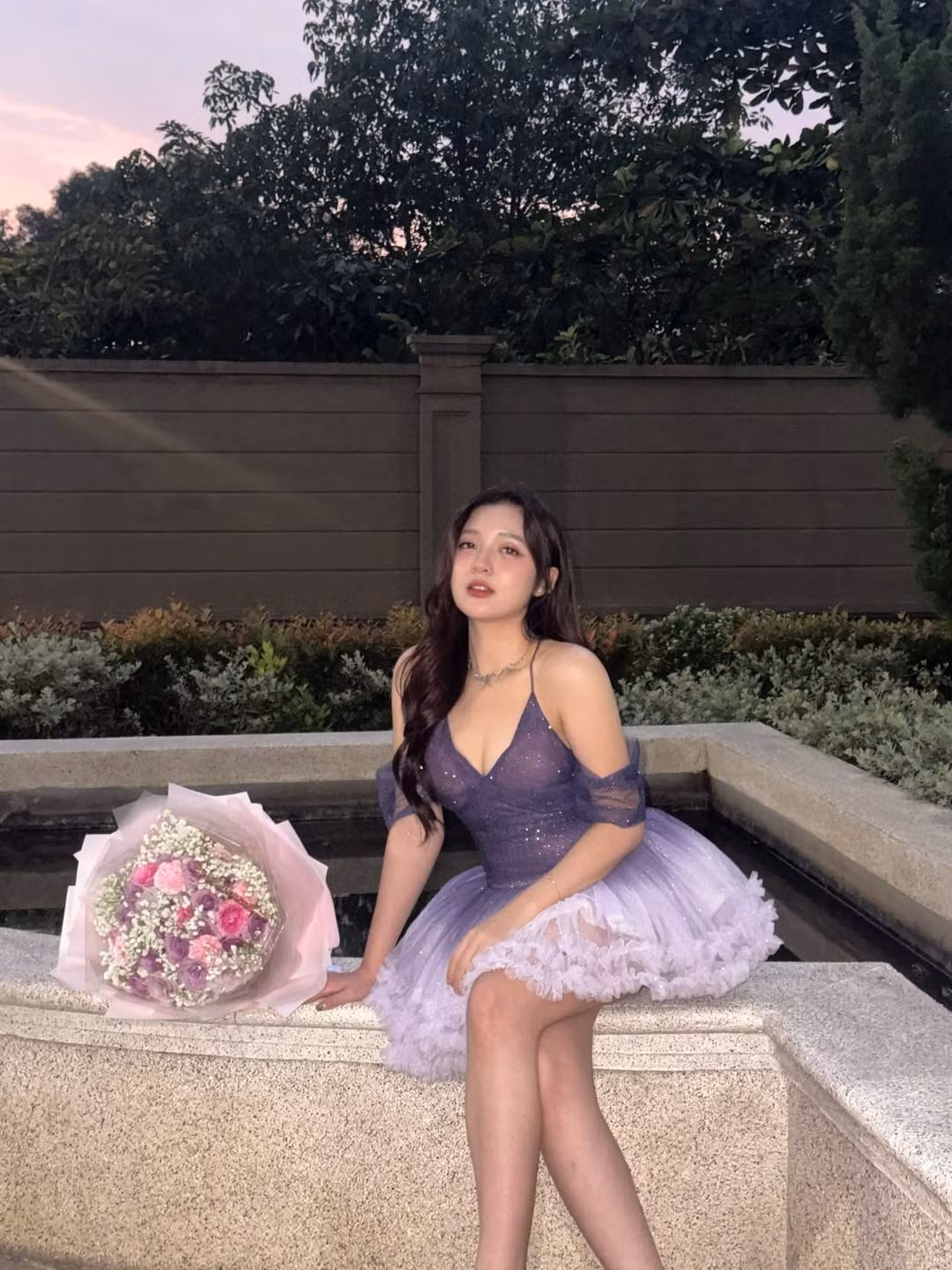 Loạt ảnh còn có sự xuất hiện của một bó hoa tươi lớn, màu hồng và tím nhạt, cùng dòng chữ "Happy Birthday" xinh xắn, thể hiện niềm hạnh phúc trọn vẹn của nữ MC trong ngày đặc biệt. (Ảnh: IGNV)