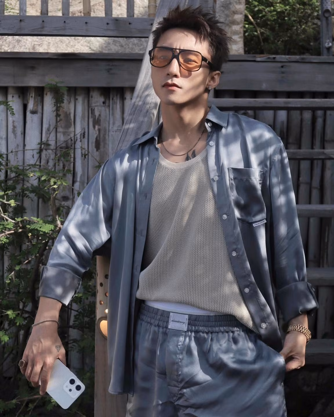 Trong loạt ảnh được Sơn Tùng chia sẻ, nam ca sĩ xuất hiện với phong thái vô cùng thoải mái và phóng khoáng, tận hưởng kỳ nghỉ tại một không gian gần gũi với thiên nhiên.