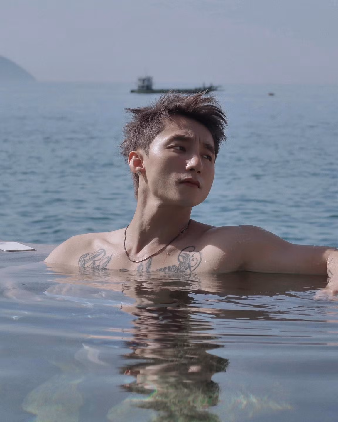 Đặc biệt, bức ảnh Sơn Tùng ngâm mình trong làn nước mát lạnh của bể bơi, khoe khéo bờ vai săn chắc và hình xăm cá tính, đã khiến người hâm mộ không ngừng xuýt xoa về vóc dáng ngày càng "chuẩn" của anh.