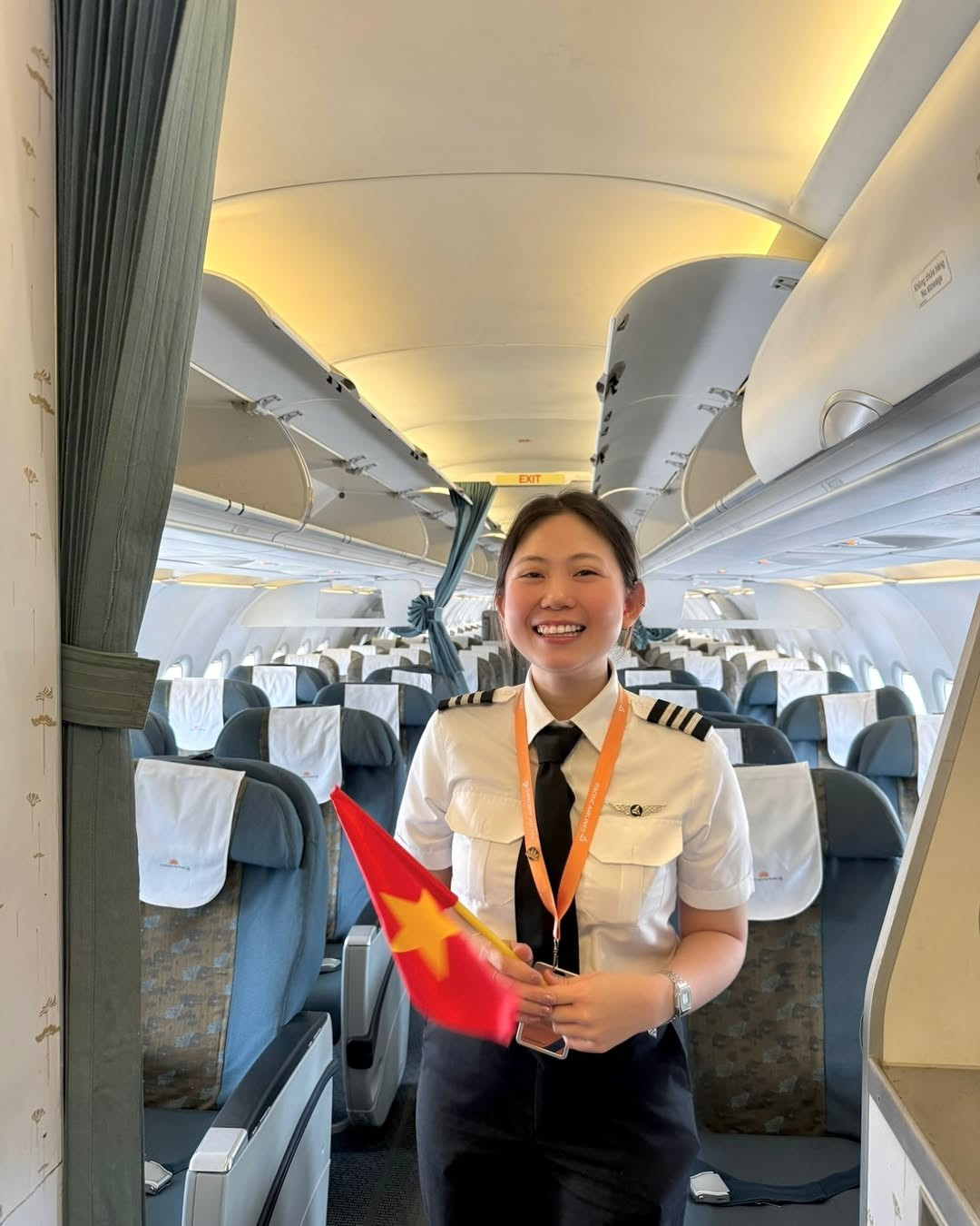 Rẽ hướng sang ngành phi công, Mạch Khanh từng theo học tại tại một trường phi công ở trong nước, rồi tiếp tục sang Mỹ du học. Năm 2021, Khanh học huấn luyện loại máy bay Airbus A320 tại Airbus Asia Training Centre ở Singapore và trở thành cơ phó hãng Pacific Airlines khi 25 tuổi.(Ảnh: IGNV)