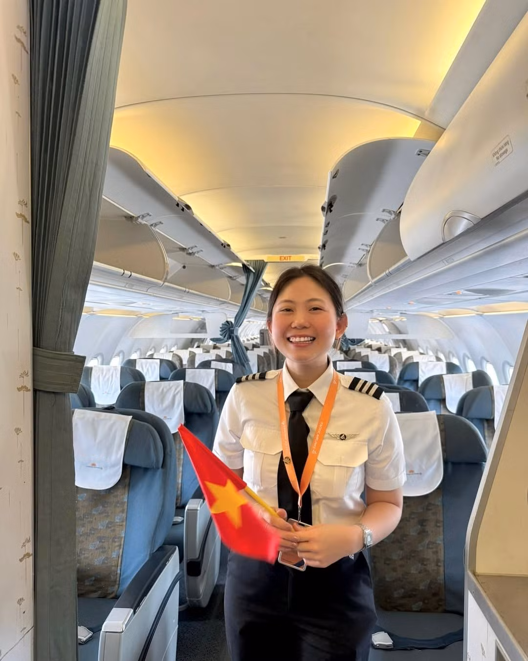 Rẽ hướng sang ngành phi công, Mạch Khanh từng theo học tại tại một trường phi công ở trong nước, rồi tiếp tục sang Mỹ du học. Năm 2021, Khanh học huấn luyện loại máy bay Airbus A320 tại Airbus Asia Training Centre ở Singapore và trở thành cơ phó hãng Pacific Airlines khi 25 tuổi.(Ảnh: IGNV)