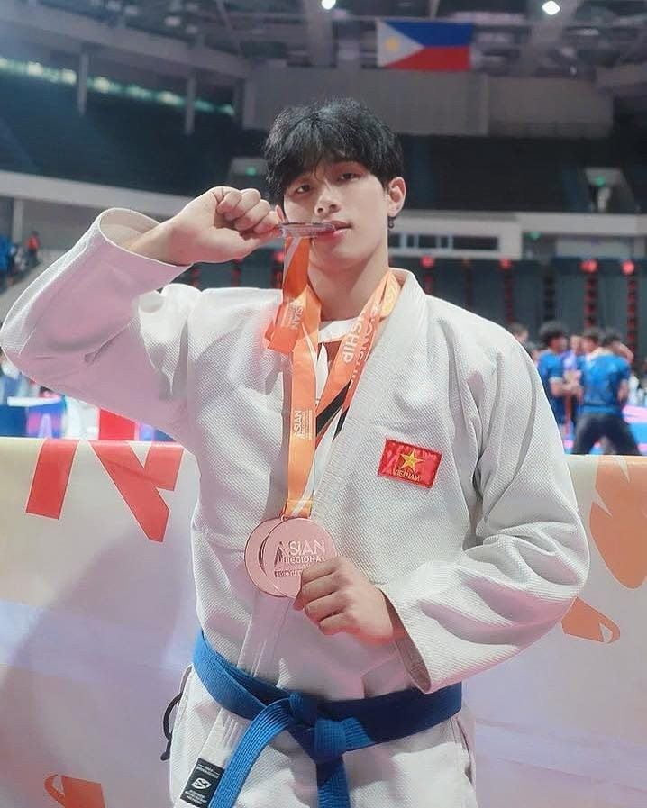 Trước thềm SEA Games 33 diễn ra tại Thái Lan, một gương mặt trẻ tuổi của đội tuyển võ thuật Việt Nam đang gây chú ý trên mạng xã hội không chỉ bởi thành tích thi đấu mà còn bởi ngoại hình vô cùng nổi bật, thậm chí nhiều người còn ví anh chàng như "nam thần" trong phim. (Ảnh: FBNV)