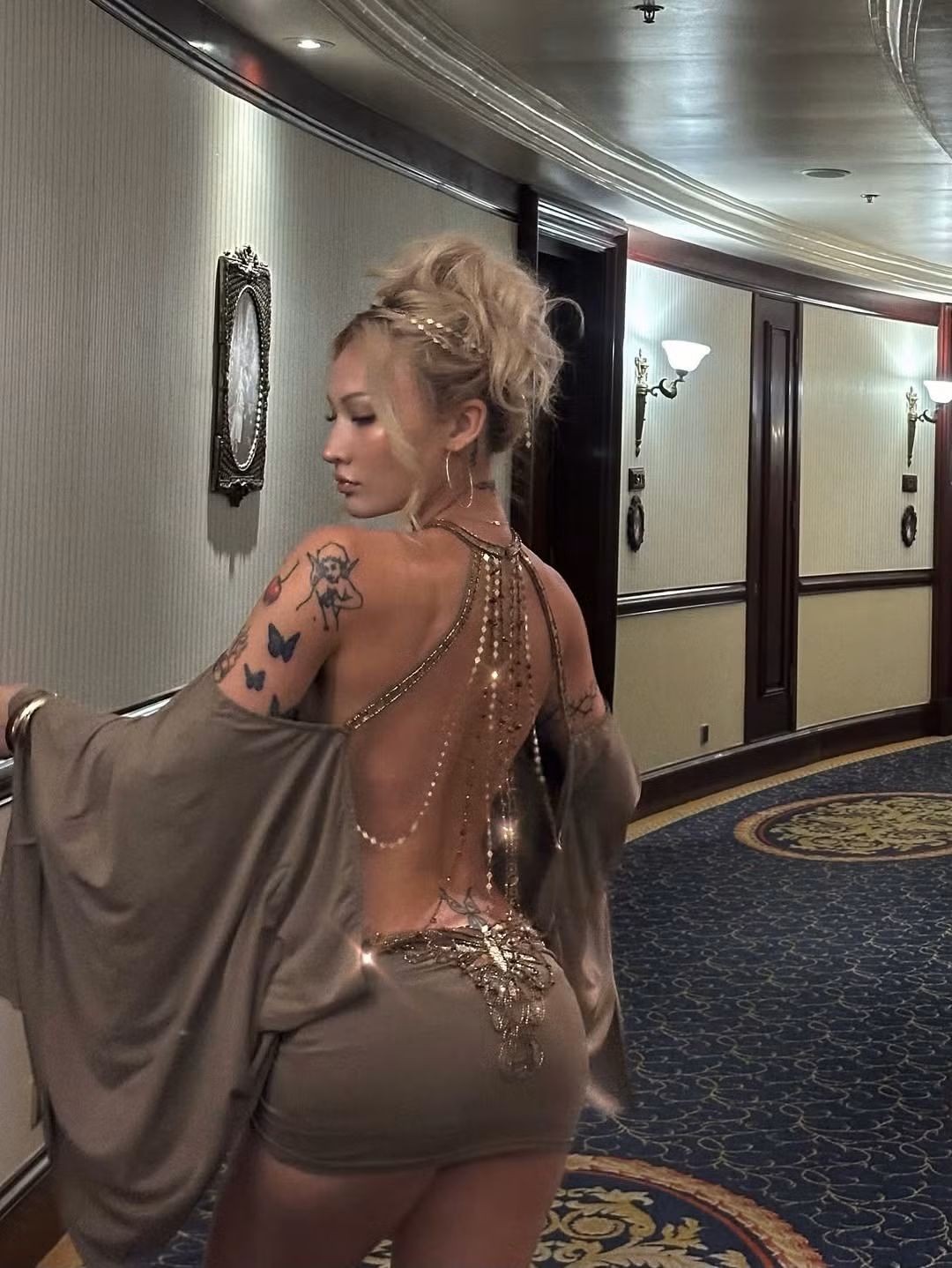 Không chỉ được biết đến là một ca sĩ, người mẫu tài năng, cô còn là một biểu tượng phong cách với gu ăn mặc phóng khoáng, táo bạo, và luôn biết cách tôn lên vóc dáng gợi cảm của mình. (Ảnh: IGNV)