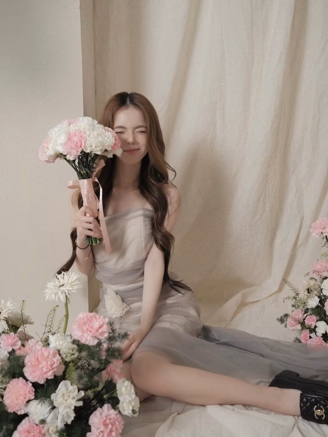 Cô nàng khéo léo chọn chiếc váy quây tông màu trung tính, khoe trọn bờ vai trần mảnh mai và làn da trắng hồng rạng rỡ - nét đặc trưng giúp cô luôn nổi bật trong dàn gái xinh Hà Nội. (Ảnh: IGNV)