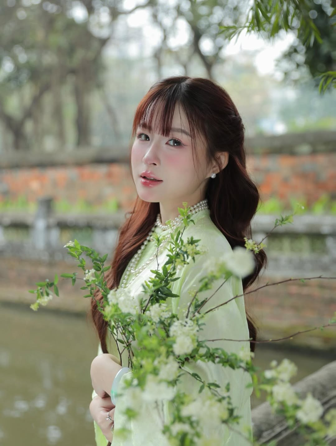 Mỗi dịp Tết đến xuân về, "đường đua" khoe sắc trong tà áo dài truyền thống của các nàng KOL chưa bao giờ hạ nhiệt. Mới đây, Chao (Nguyễn Châu Anh) - nàng rich kid đình đám vẫn được cư dân mạng ưu ái gọi với biệt danh "vợ quốc dân" - đã chính thức trình làng bộ ảnh áo dài, khiến netizen không khỏi xuýt xoa. (Ảnh: IGNV)