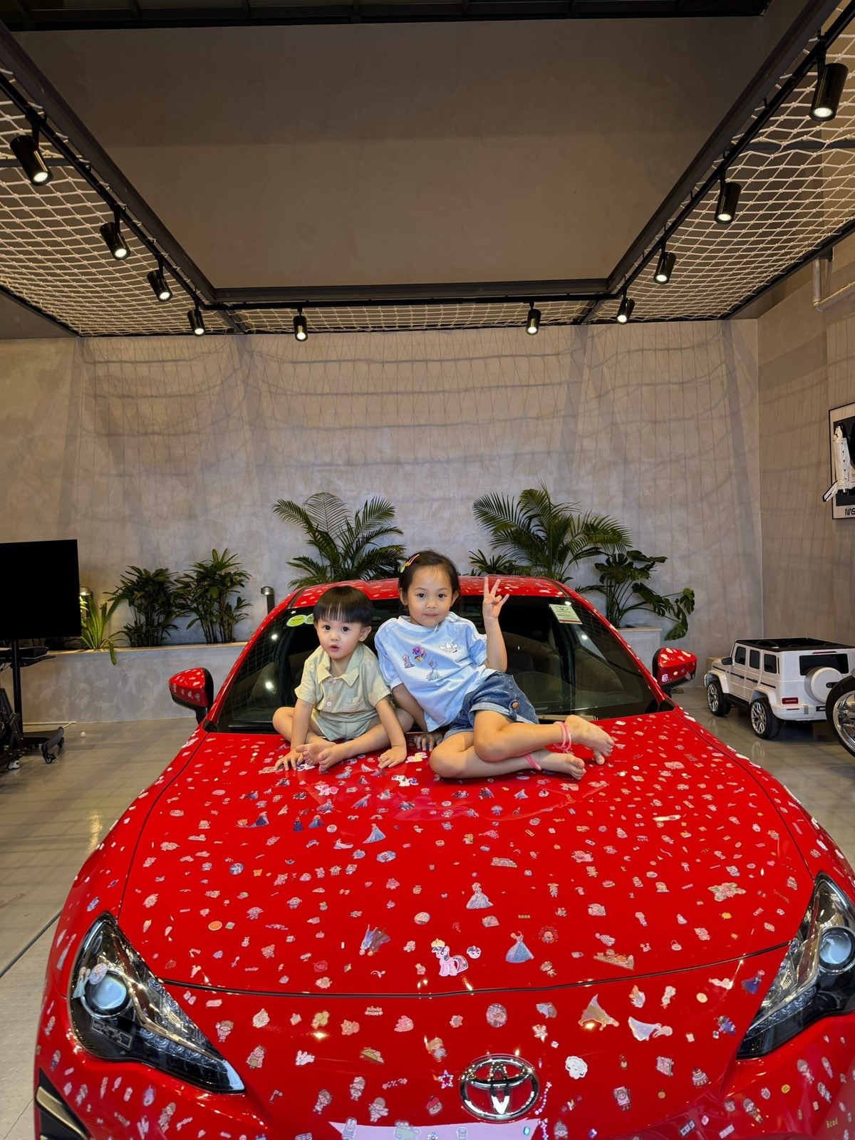 Tất cả bắt nguồn từ loạt hình ảnh đầy đáng yêu mà Đàm Thu Trang đăng tải trên trang cá nhân. Bà xã Cường Đô la đã khoe loạt khoảnh khắc ghi lại cảnh hai con ngồi trên chiếc xế hộp dán đầy sticker. (Ảnh: FB Đàm Thu Trang)