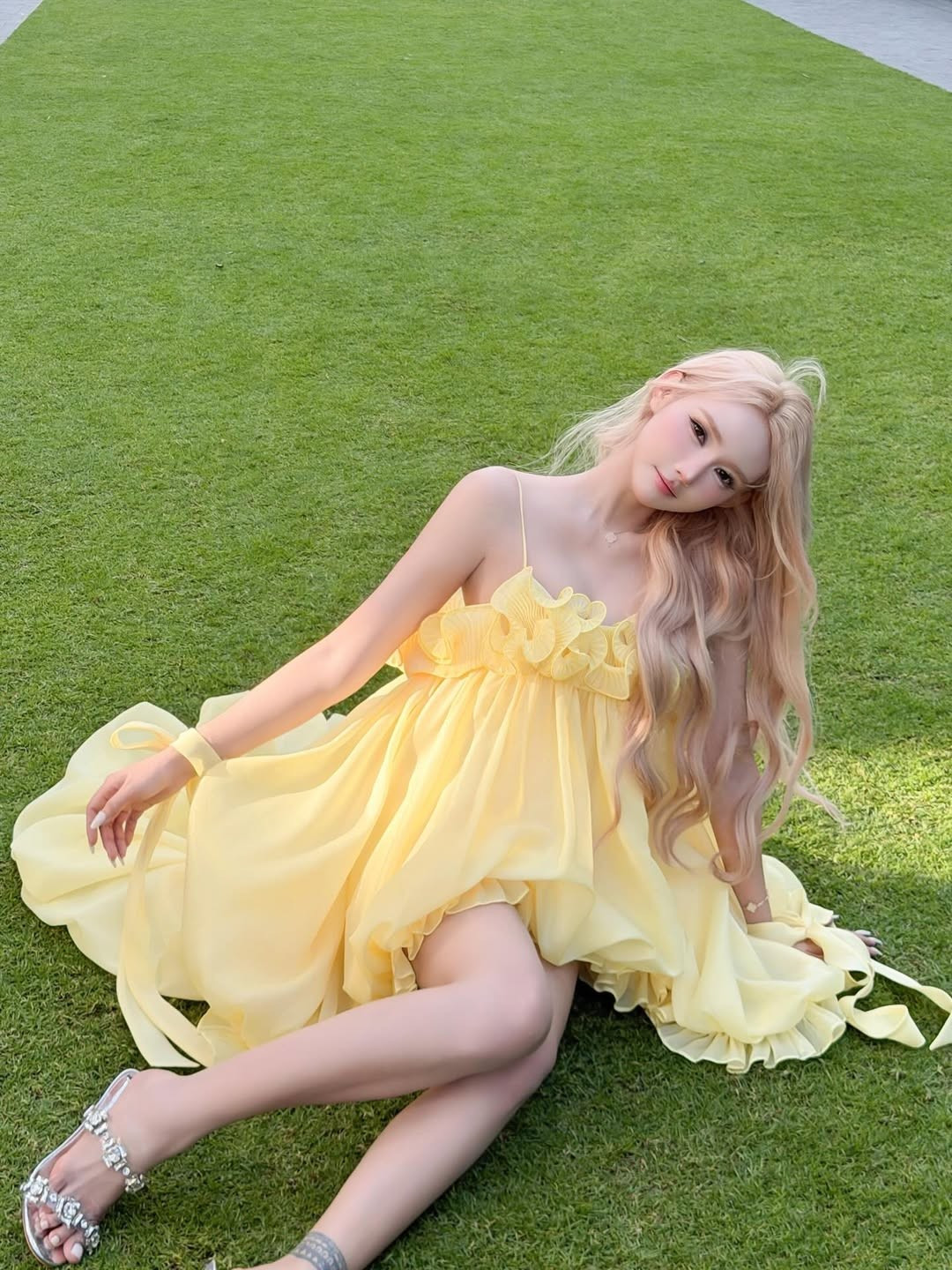 Jenny Yến (tên thật Nguyễn Thị Phi Yến) là cái tên nổi tiếng trên mạng xã hội, cô sở hữu gương mặt như búp bê và vòng eo con kiến đáng mơ ước cùng phong cách thời trang cực "có gu". (Ảnh: IGNV)