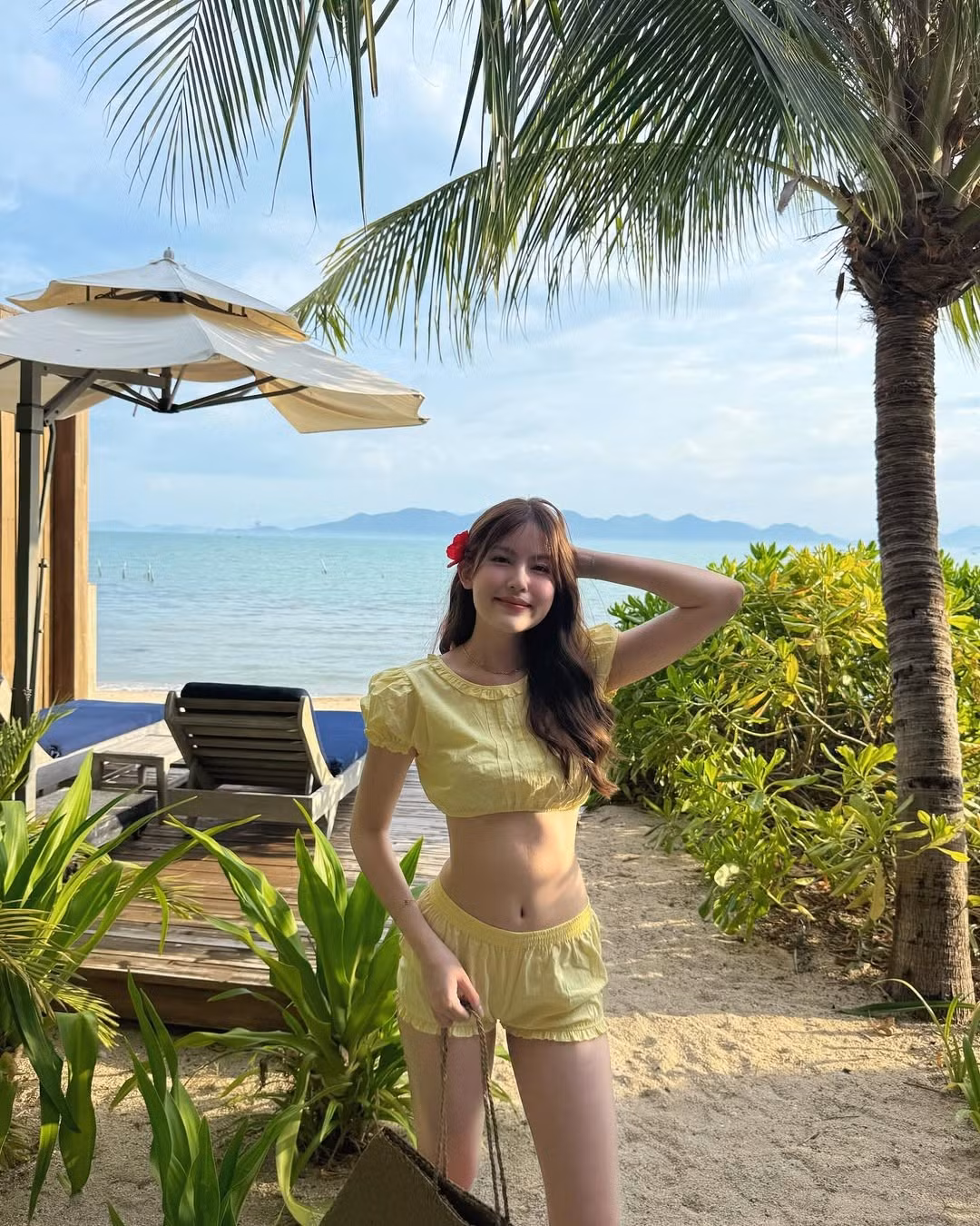 Loạt ảnh đi biển này không chỉ khiến người hâm mộ xuýt xoa vì vẻ đẹp cuốn hút mà còn trở thành gợi ý tuyệt vời cho các cô gái đang tìm kiếm trang phục cho kỳ nghỉ sắp tới. (Ảnh: IGNV)