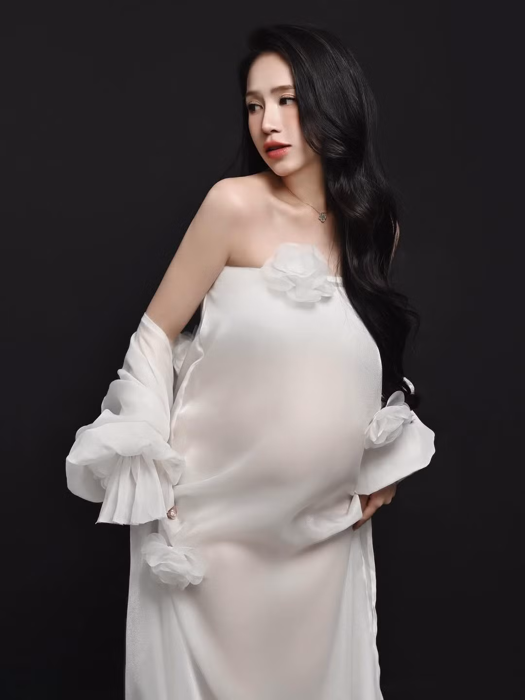 Nhiều người nhận xét rằng cô là “mẹ bầu hợp đẻ”, càng mang thai càng xinh đẹp.