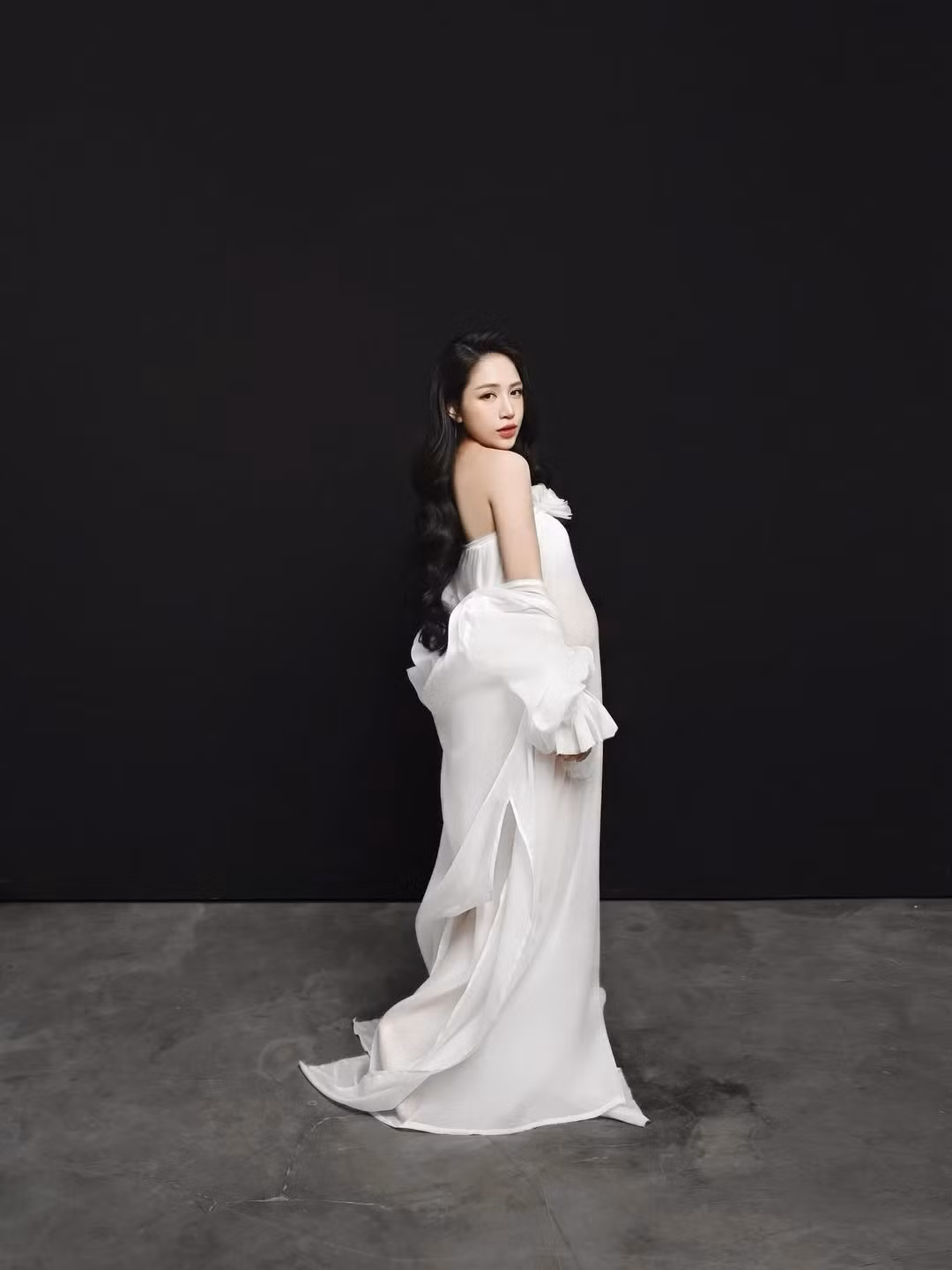 Nụ cười rạng rỡ, ánh mắt tràn đầy niềm vui và sự viên mãn của cô đã nhận được rất nhiều lời chúc mừng từ bạn bè và người hâm mộ ở dưới phần bình luận.