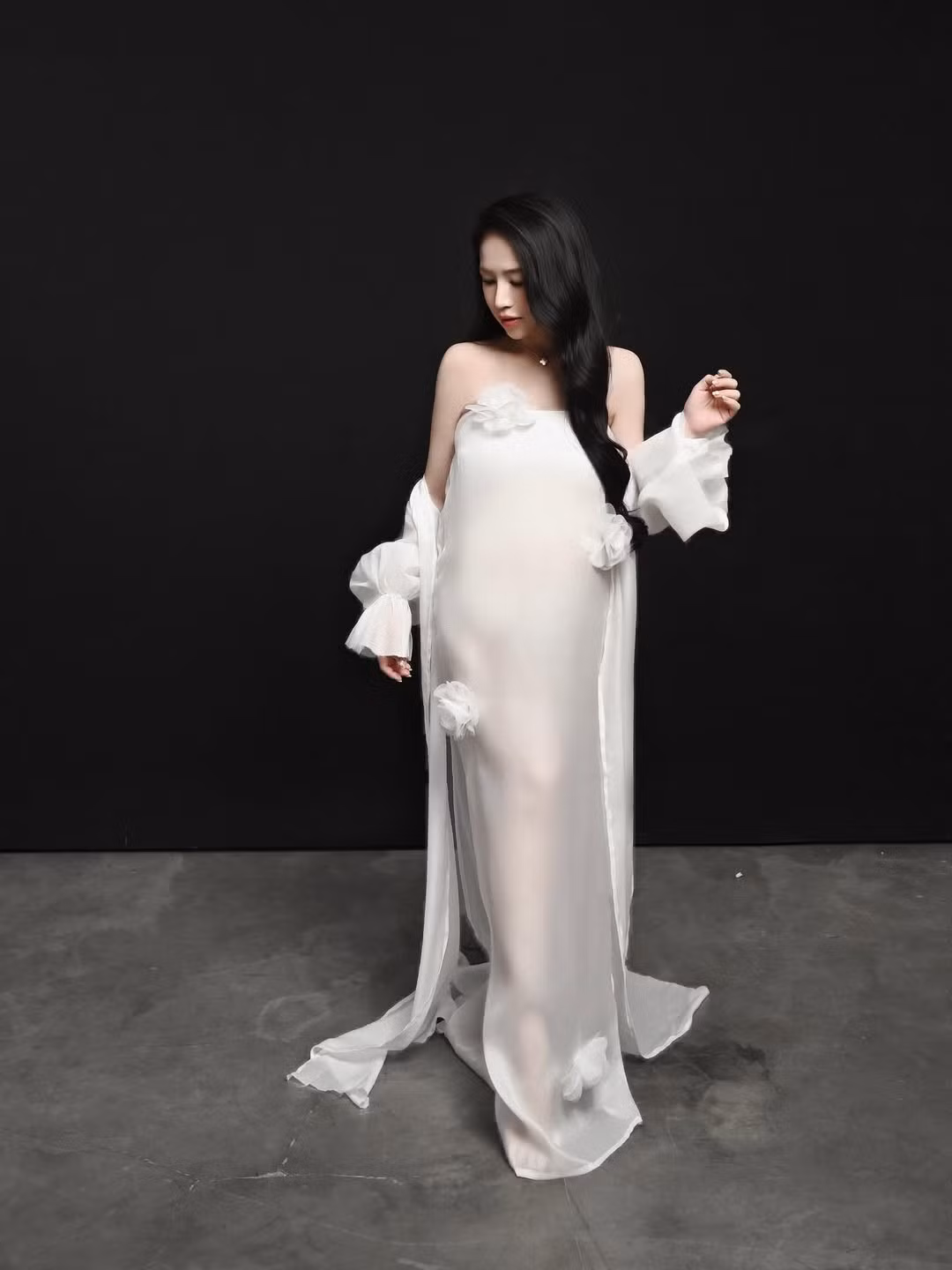 Cuộc sống hôn nhân hạnh phúc cùng việc chuẩn bị chào đón thành viên mới đã mang lại cho Joyce Phạm vẻ đẹp chín chắn và tràn đầy năng lượng tích cực.