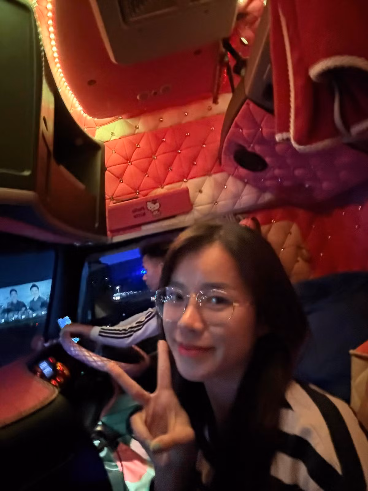 Công việc lái xe tải đường dài vốn đã vất vả, đòi hỏi sự bền bỉ về thể chất và tinh thần, đặc biệt với một cô gái có vóc dáng nhỏ bé như Mỹ Hạnh. (Ảnh: FBNV)