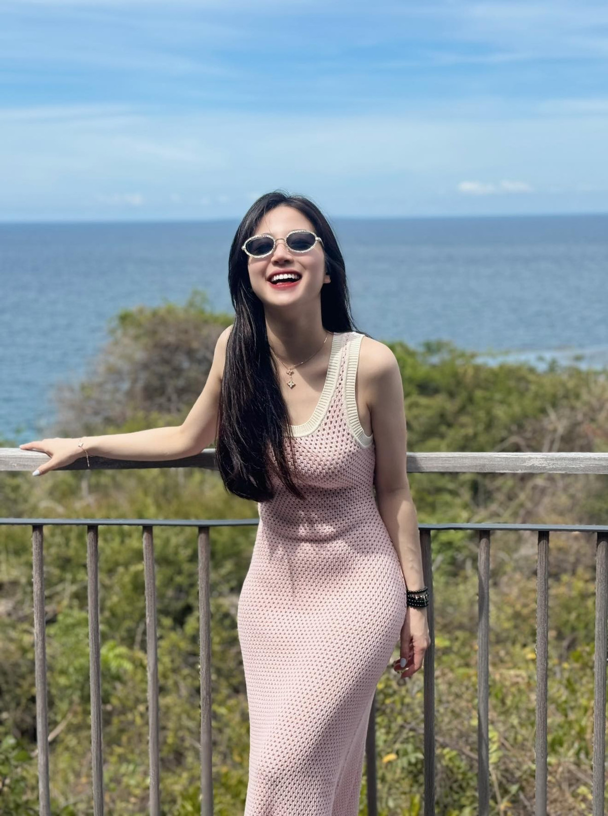 Vân Chòe sở hữu nụ cười tỏa nắng, tràn đầy năng lượng tích cực.