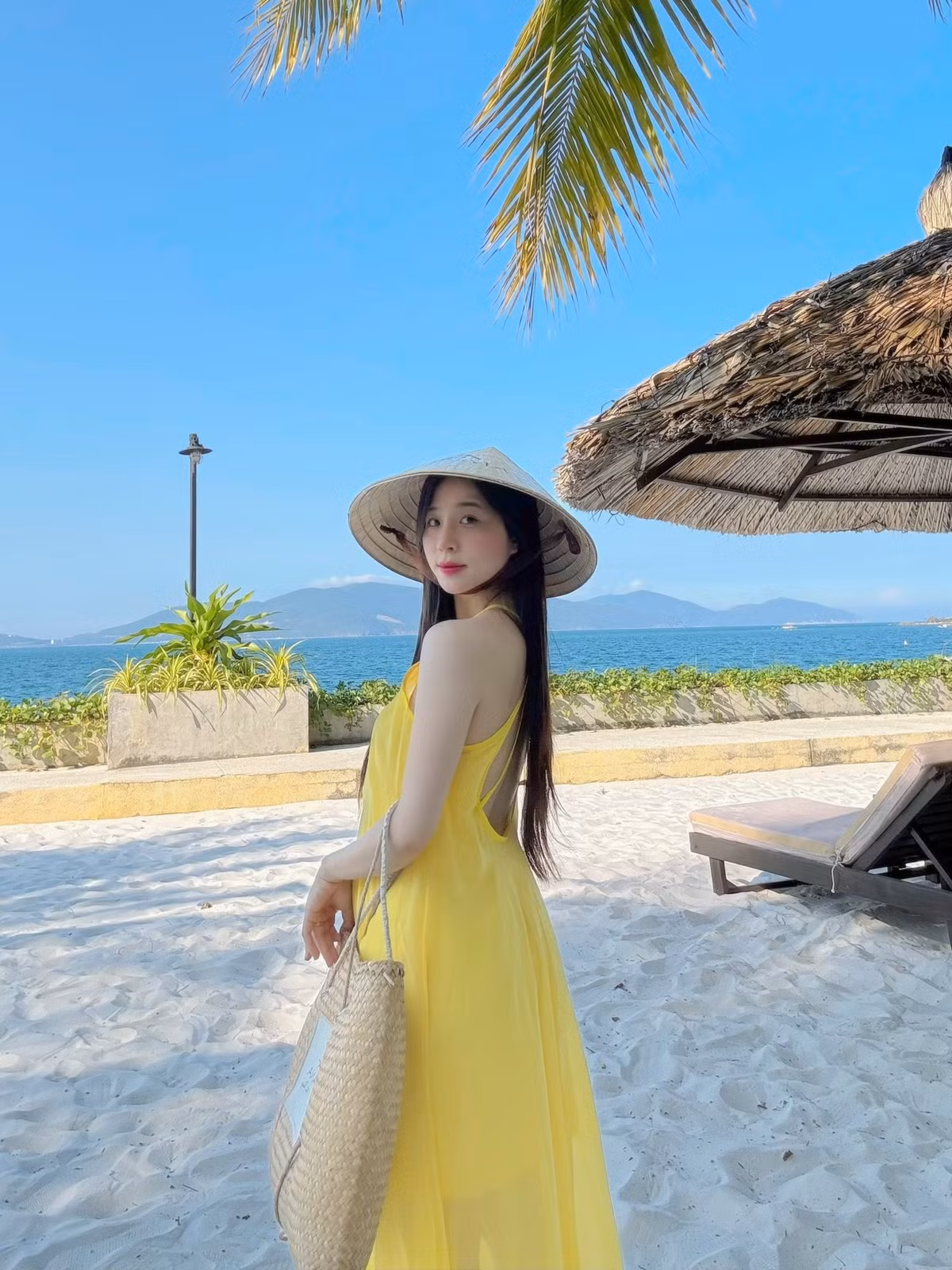 Không chỉ diện bikini, Vân Chòe cũng lựa chọn những thiết kế váy maxi dáng dài, vừa tôn dáng lại rất hợp với không khí nhiệt đới khi đi biển.