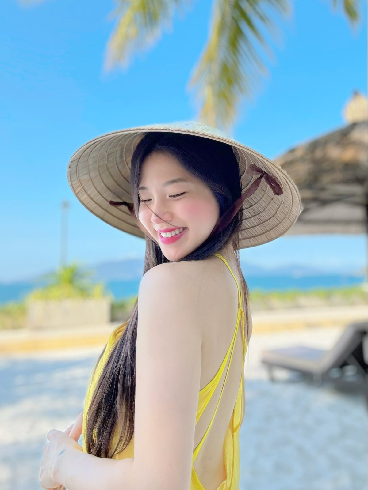 Nàng Tiktoker khéo kết hợp với các phụ kiện như túi cói hay nón lá.