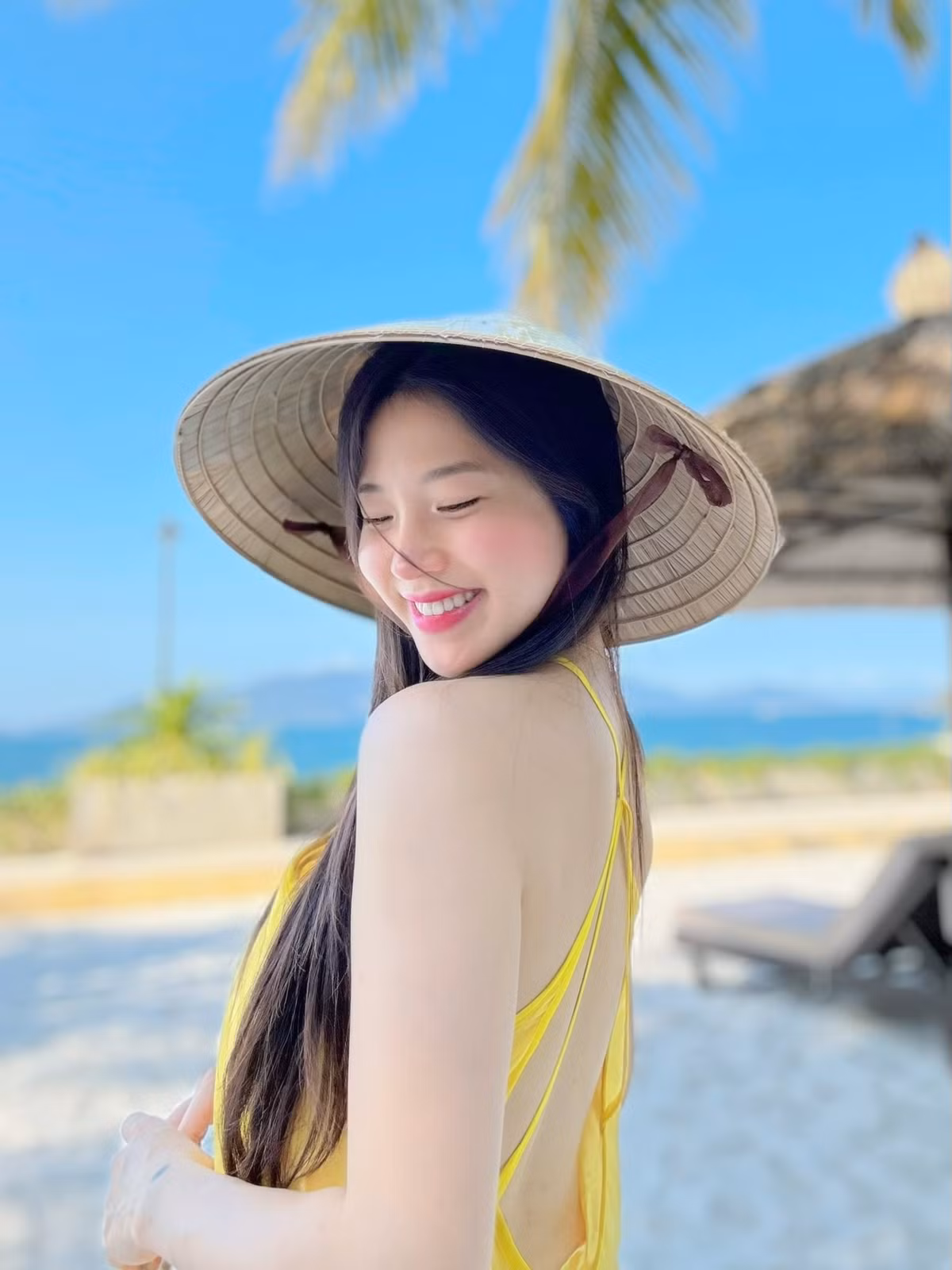 Nàng Tiktoker khéo kết hợp với các phụ kiện như túi cói hay nón lá.