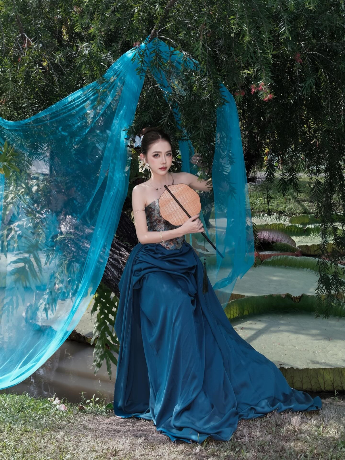 Cô nàng còn sử dụng dải xoan mỏng tạo độ rủ tự nhiên như một phụ kiện tăng nét mềm mại cho bộ ảnh. Mỗi khi có cơn gió nhẹ hay cử động, dải lụa bay bổng tạo nên hiệu ứng thị giác cực ấn tượng, khiến mỗi khung hình đều mang tính nghệ thuật cao. (Ảnh: IGNV)