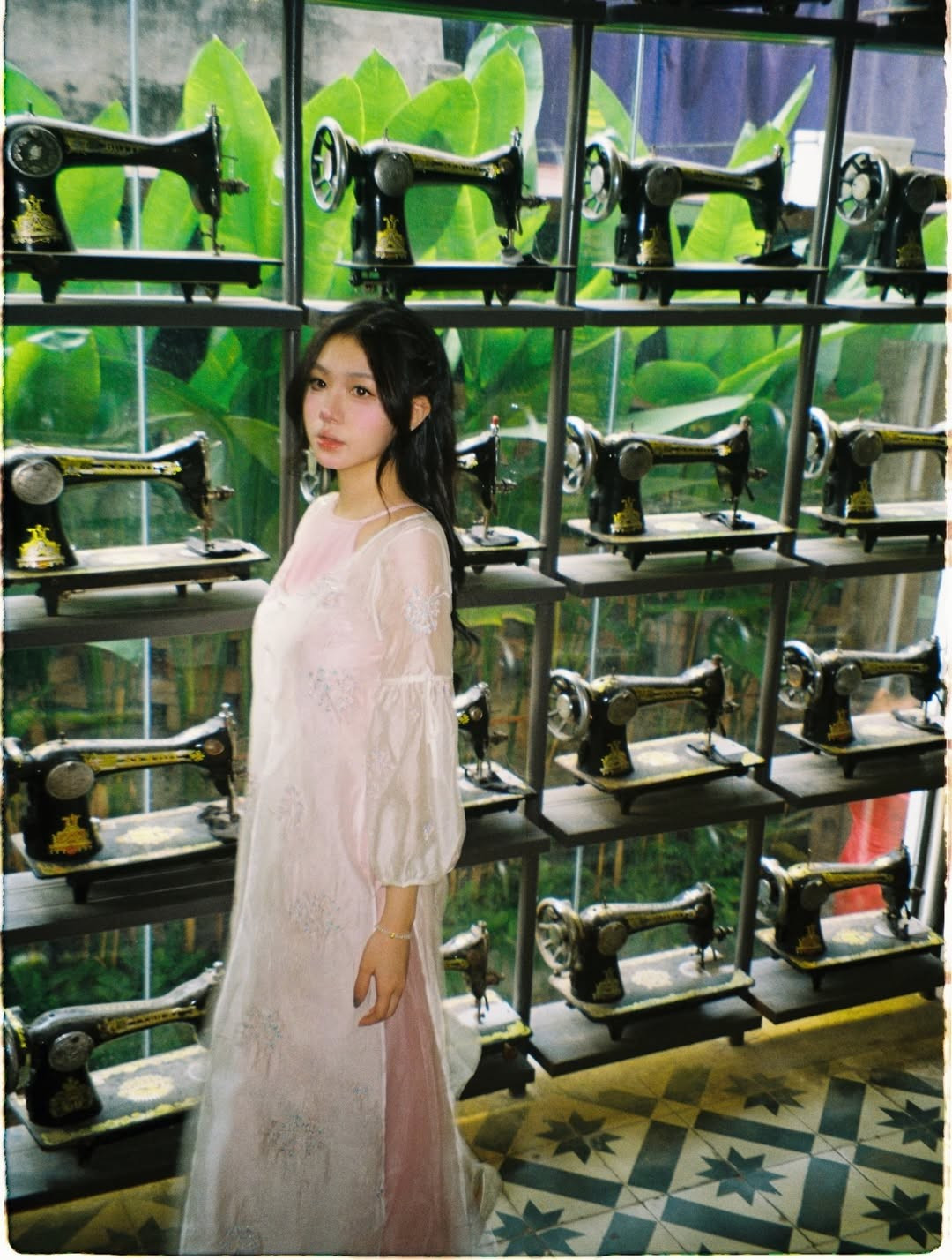 Cô nàng sở hữu phong cách thời trang nữ tính, nhẹ nhàng chuẩn "nàng thơ". (Ảnh: IGNV)