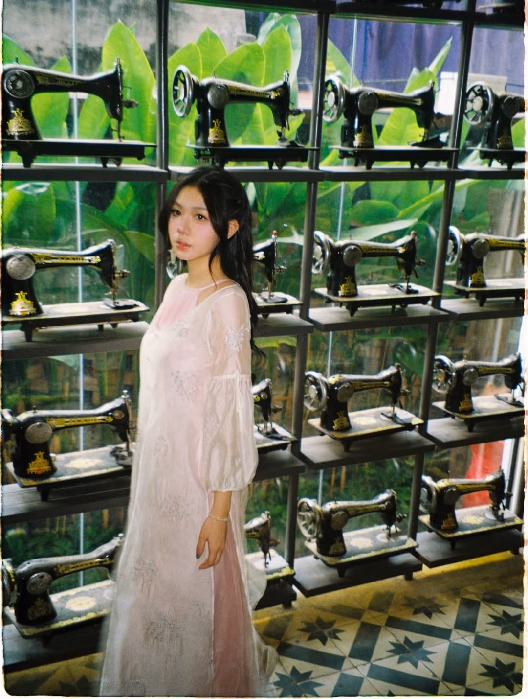 Cô nàng sở hữu phong cách thời trang nữ tính, nhẹ nhàng chuẩn "nàng thơ". (Ảnh: IGNV)