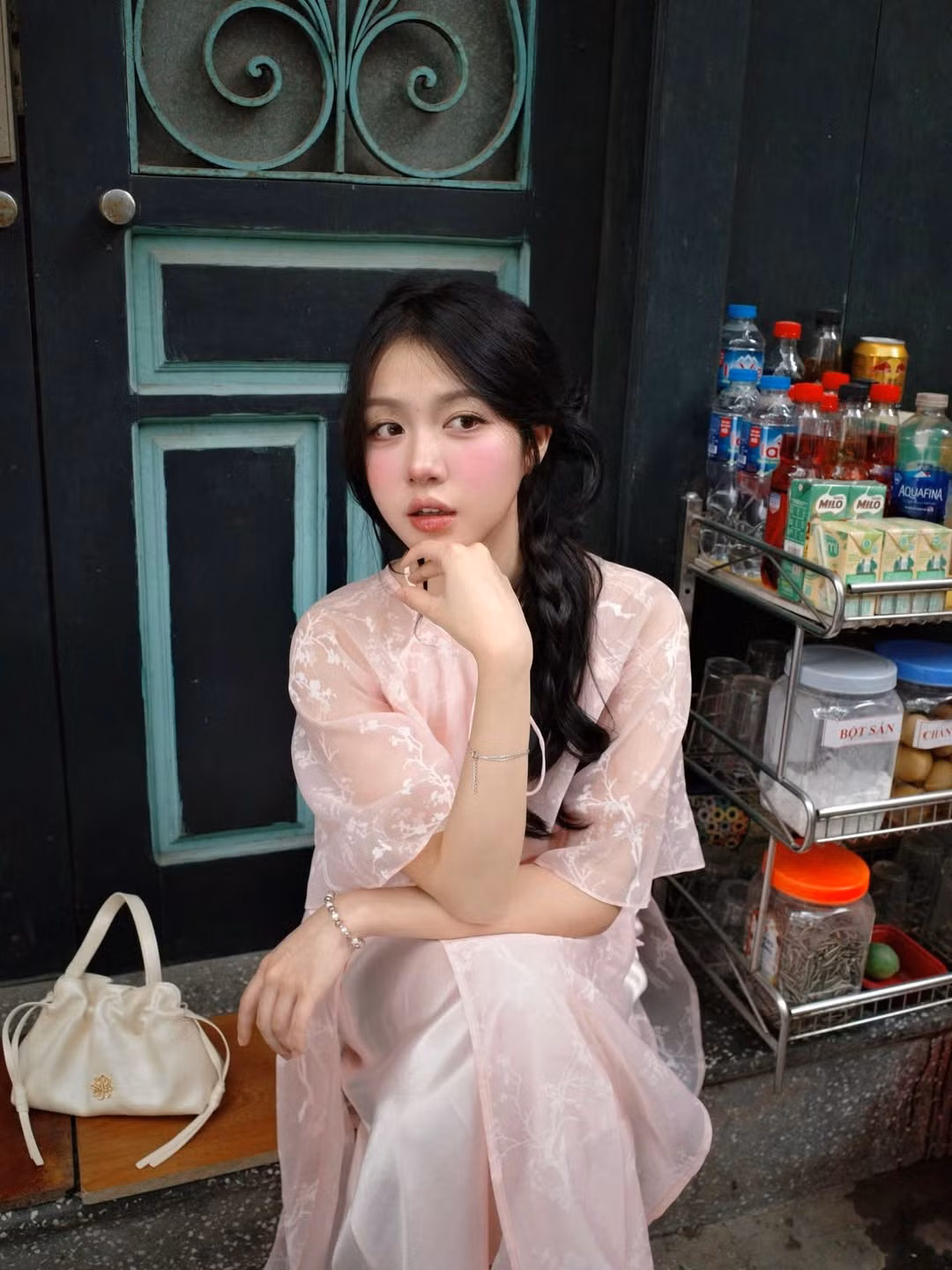 Mái tóc dài đen mượt được tạo kiểu nhẹ nhàng, kết hợp cùng chiếc túi xách tay màu trắng nhỏ xinh tạo nên tổng thể hoàn hảo cho một buổi dạo phố hay thăm quan di tích. (Ảnh: IGNV)