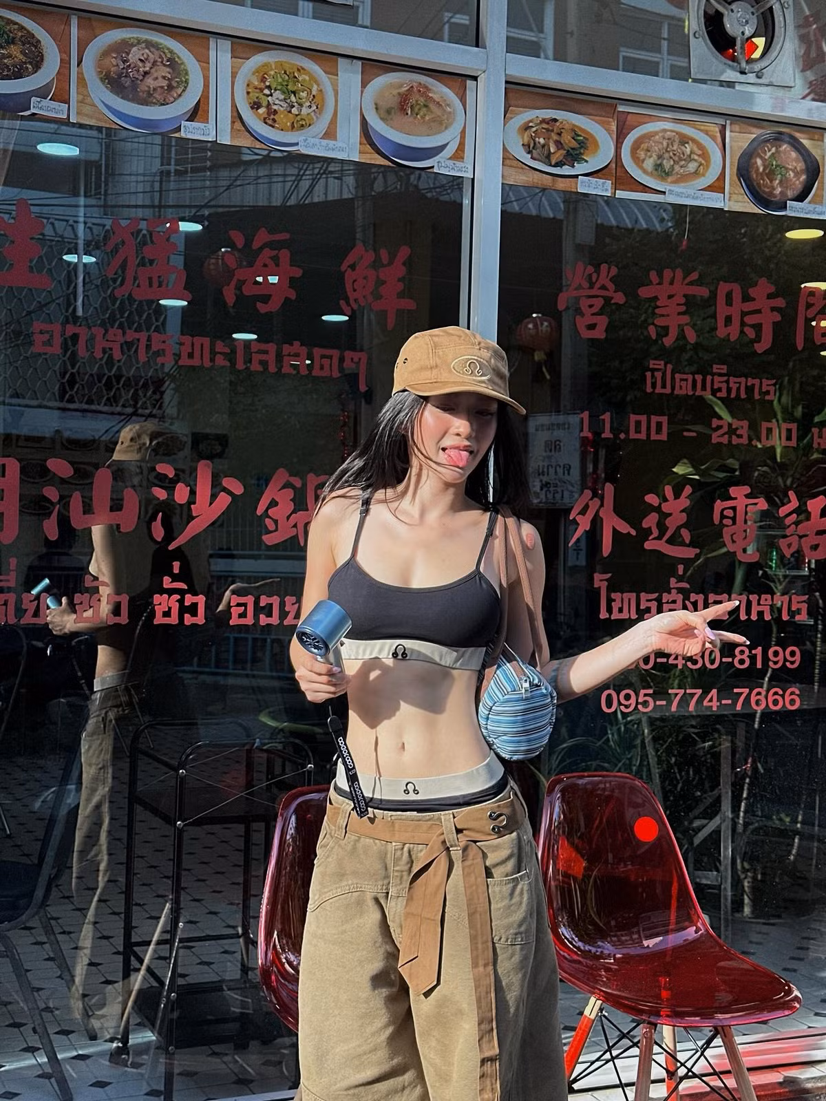 Trong bộ ảnh, Bảo Ngọc diện một chiếc áo bra top thể thao màu đen, kết hợp cùng quần ống rộng cạp trễ màu be. (Ảnh: @nruburn)