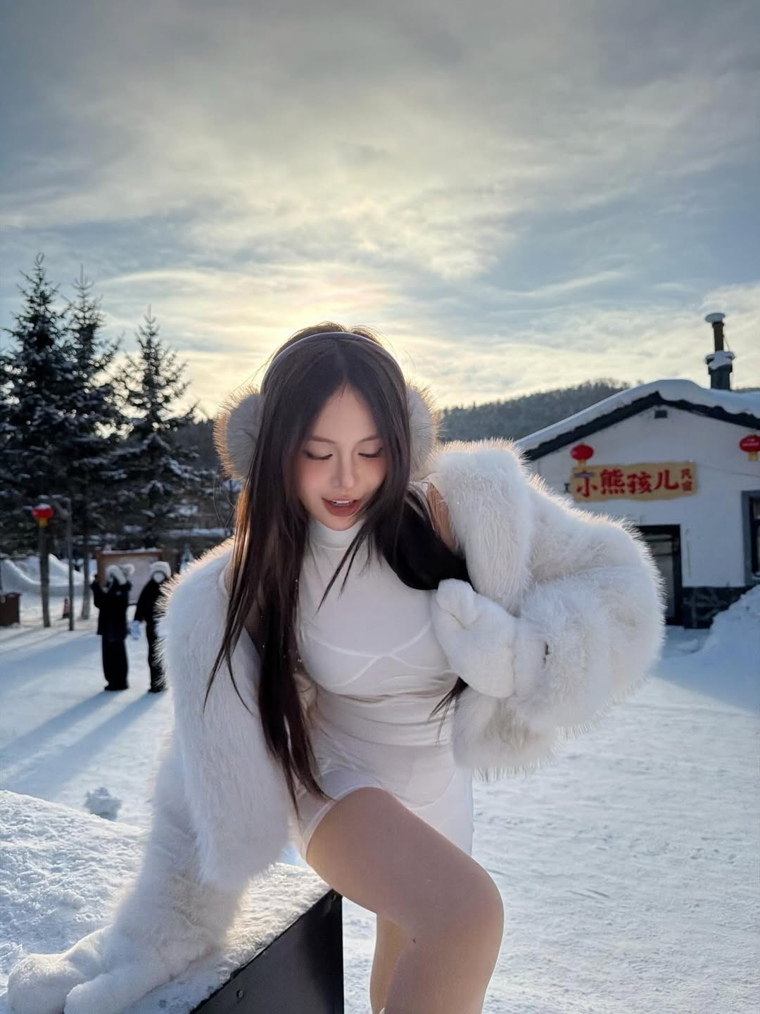 Ngôi làng tuyết nơi Ngân Hà đặt chân tới hiện lên lung linh với những chiếc đèn lồng đỏ đặc trưng, tạo nên sự tương phản màu sắc tuyệt đẹp cho các khung hình. (Ảnh: IGNV)