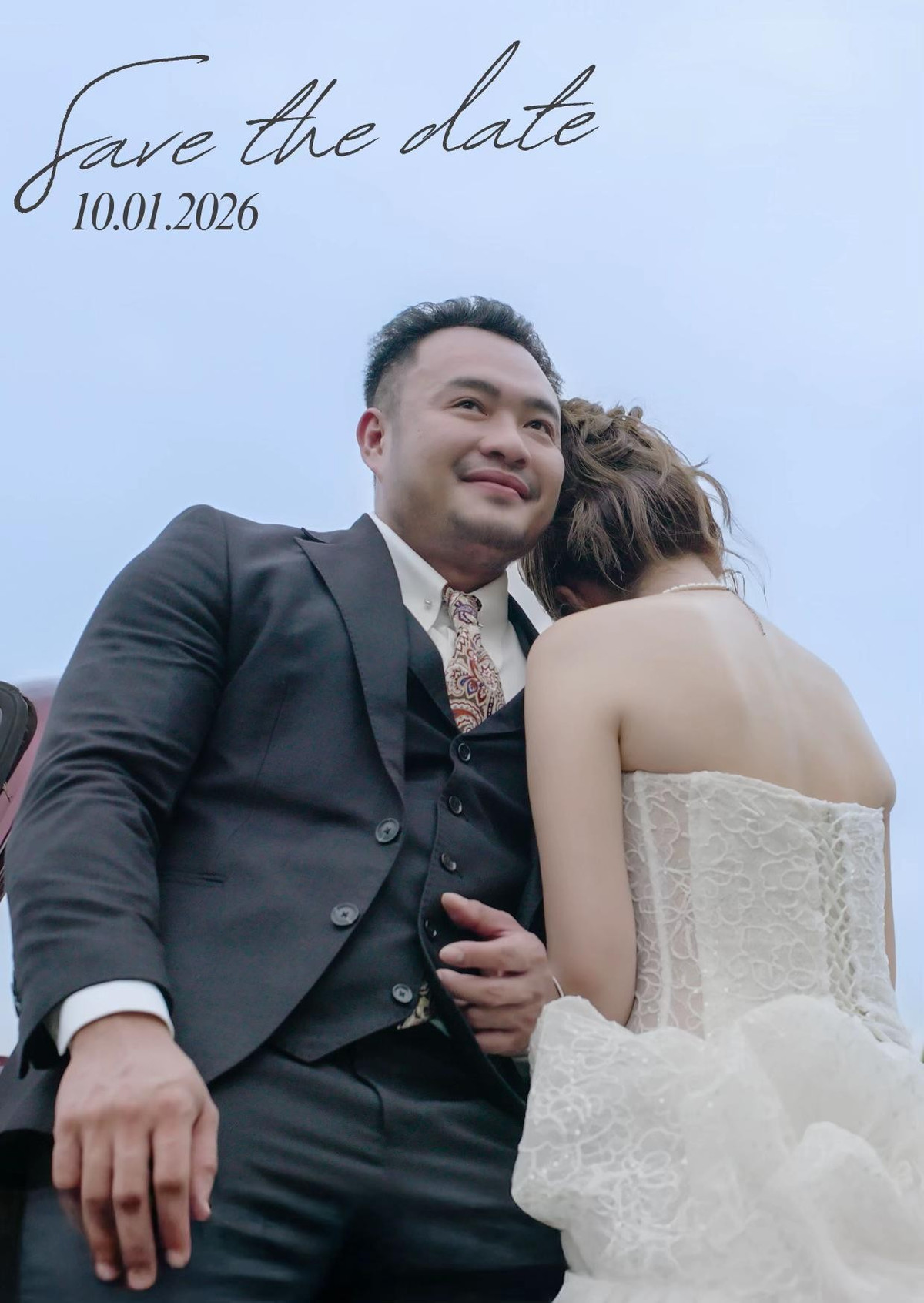 Trong bộ ảnh "Save the Date" được chia sẻ, cặp đôi đã khéo léo lồng ghép thời gian tổ chức hôn lễ vào ngày 10.01.2026.
